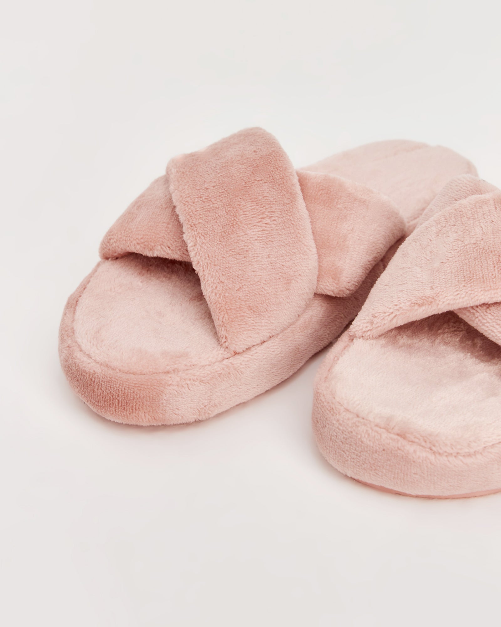 kadın ev terliği,kadın ev içi terlik,bayan ev terliği,kadın kışlık terlik,kadın yazlık terlik,evde giyilen kadın terlikleri,kadın konforlu terlik,rahat kadın ev terliği,kaymaz taban kadın terlik,kapalı kadın ev terliği