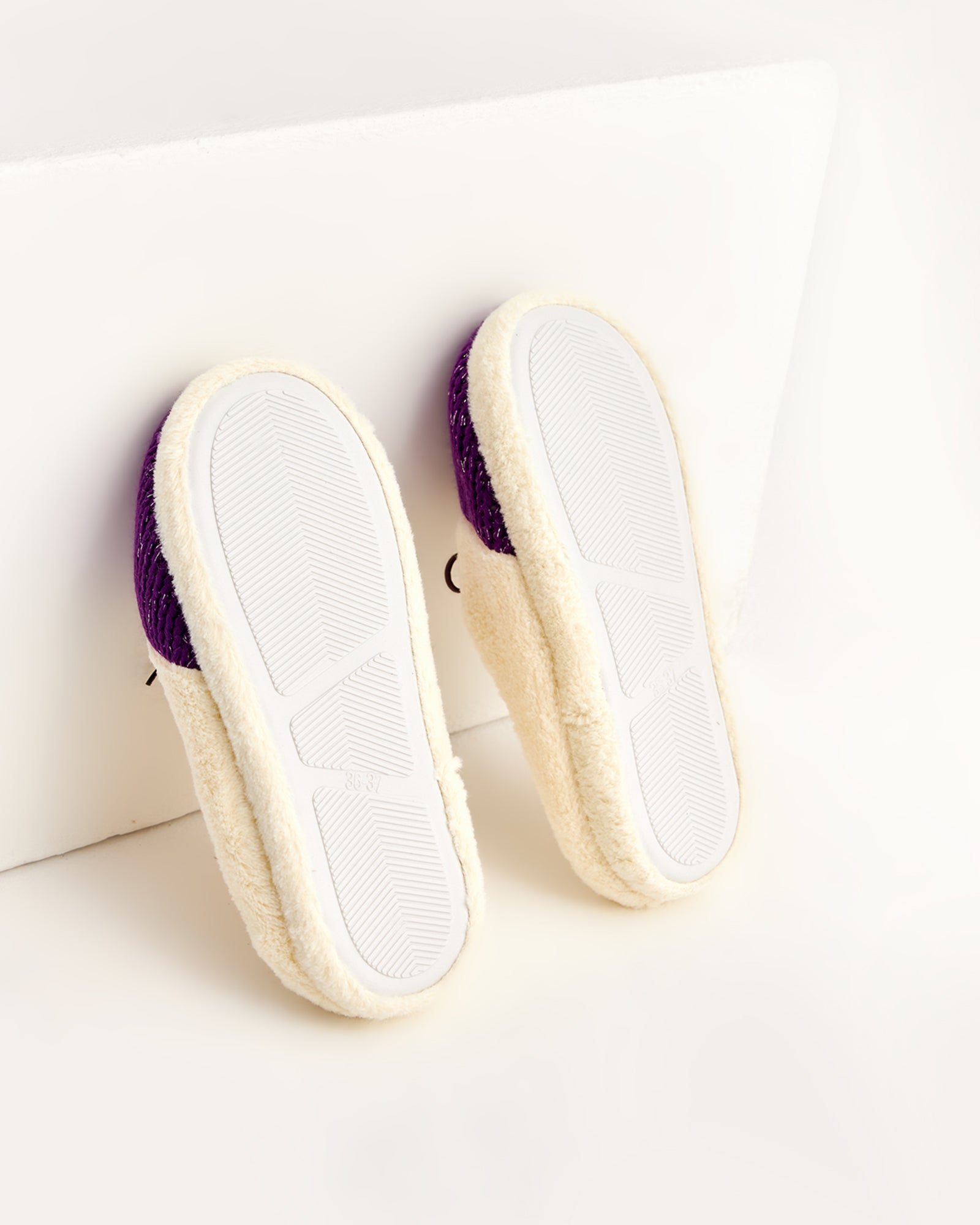 kadın ev terliği,kadın ev içi terlik,bayan ev terliği,kadın kışlık terlik,kadın yazlık terlik,evde giyilen kadın terlikleri,kadın konforlu terlik,rahat kadın ev terliği,kaymaz taban kadın terlik,kapalı kadın ev terliği