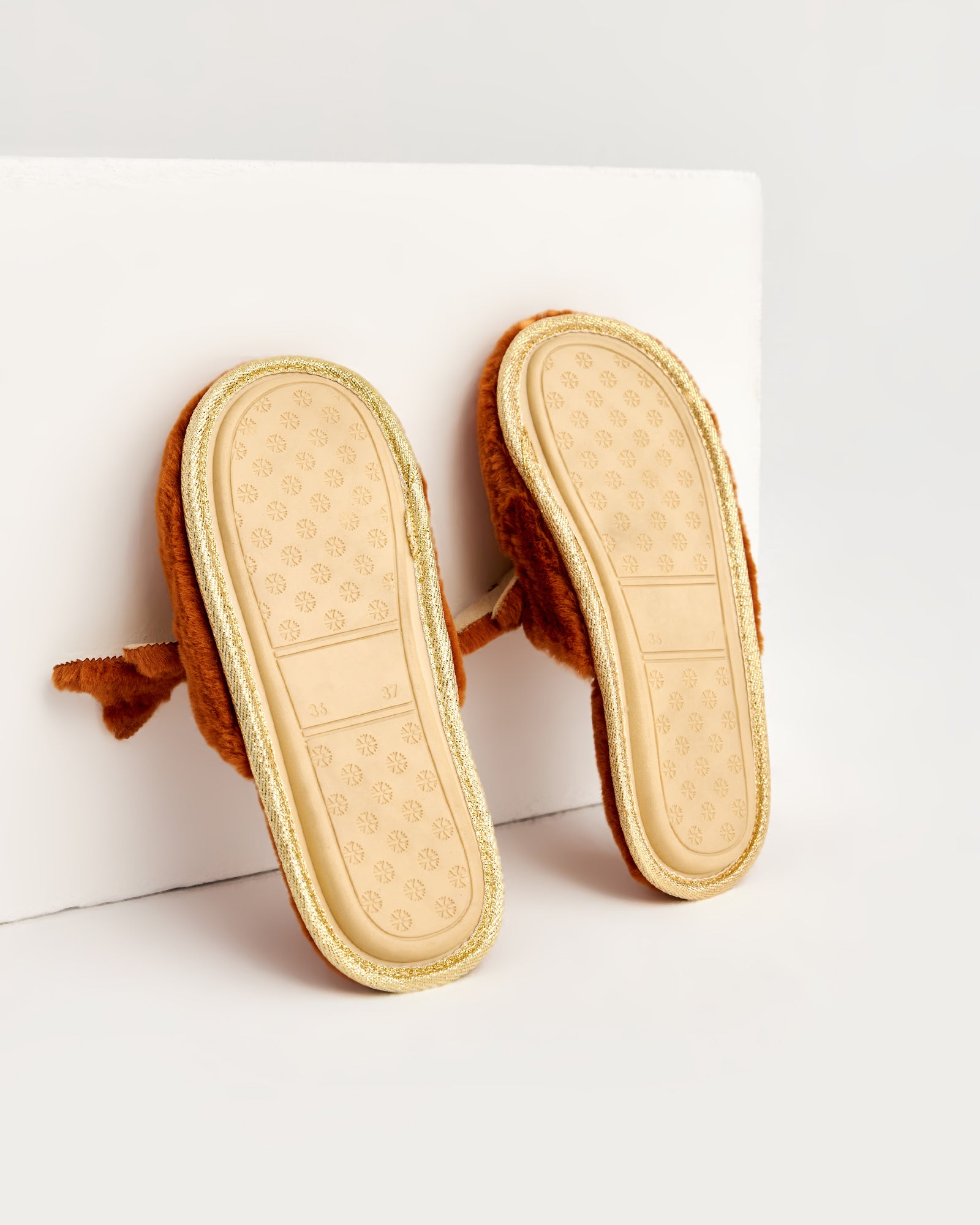 kadın ev terliği,kadın ev içi terlik,bayan ev terliği,kadın kışlık terlik,kadın yazlık terlik,evde giyilen kadın terlikleri,kadın konforlu terlik,rahat kadın ev terliği,kaymaz taban kadın terlik,kapalı kadın ev terliği