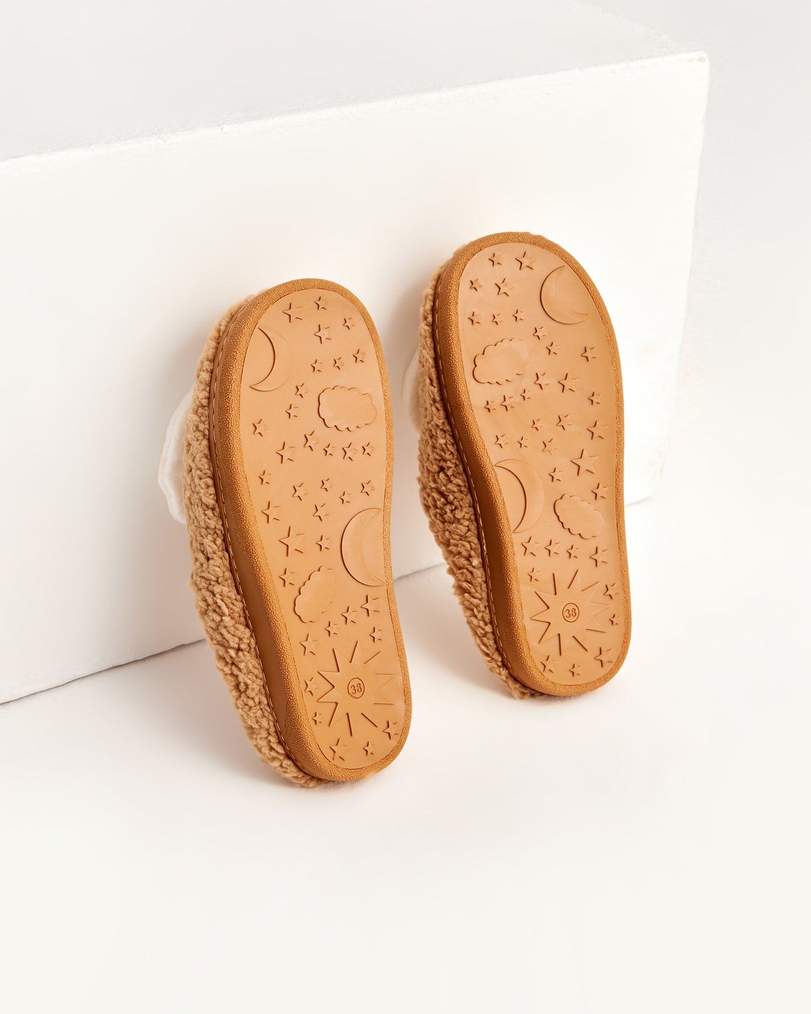 kadın ev terliği,kadın ev içi terlik,bayan ev terliği,kadın kışlık terlik,kadın yazlık terlik,evde giyilen kadın terlikleri,kadın konforlu terlik,rahat kadın ev terliği,kaymaz taban kadın terlik,kapalı kadın ev terliği