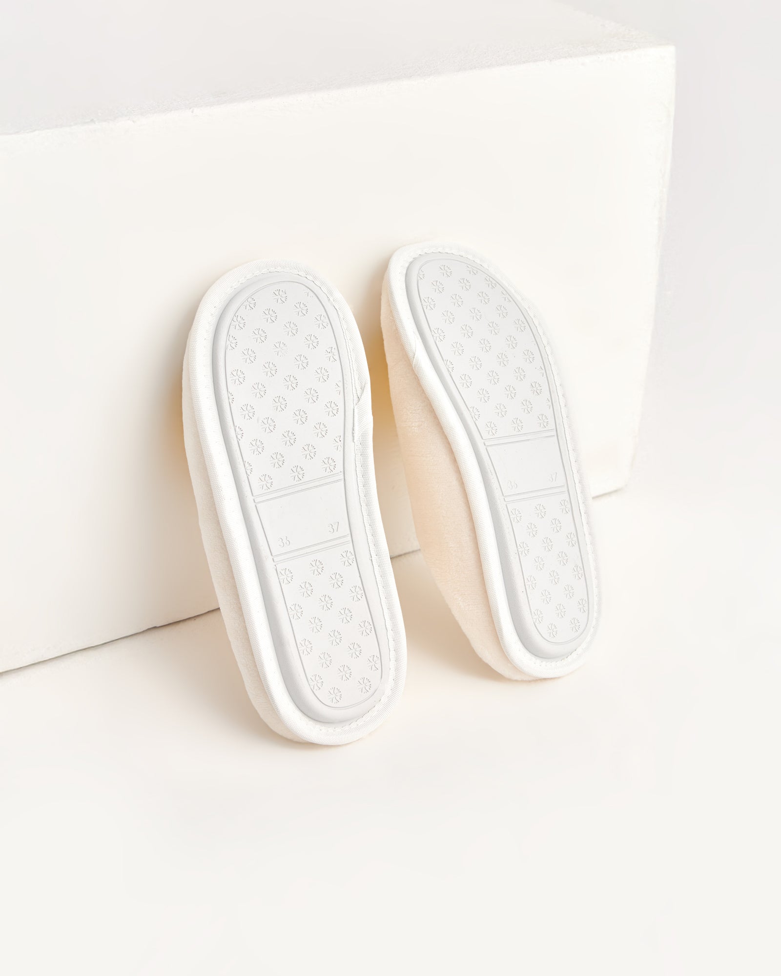 kadın ev terliği,kadın ev içi terlik,bayan ev terliği,kadın kışlık terlik,kadın yazlık terlik,evde giyilen kadın terlikleri,kadın konforlu terlik,rahat kadın ev terliği,kaymaz taban kadın terlik,kapalı kadın ev terliği