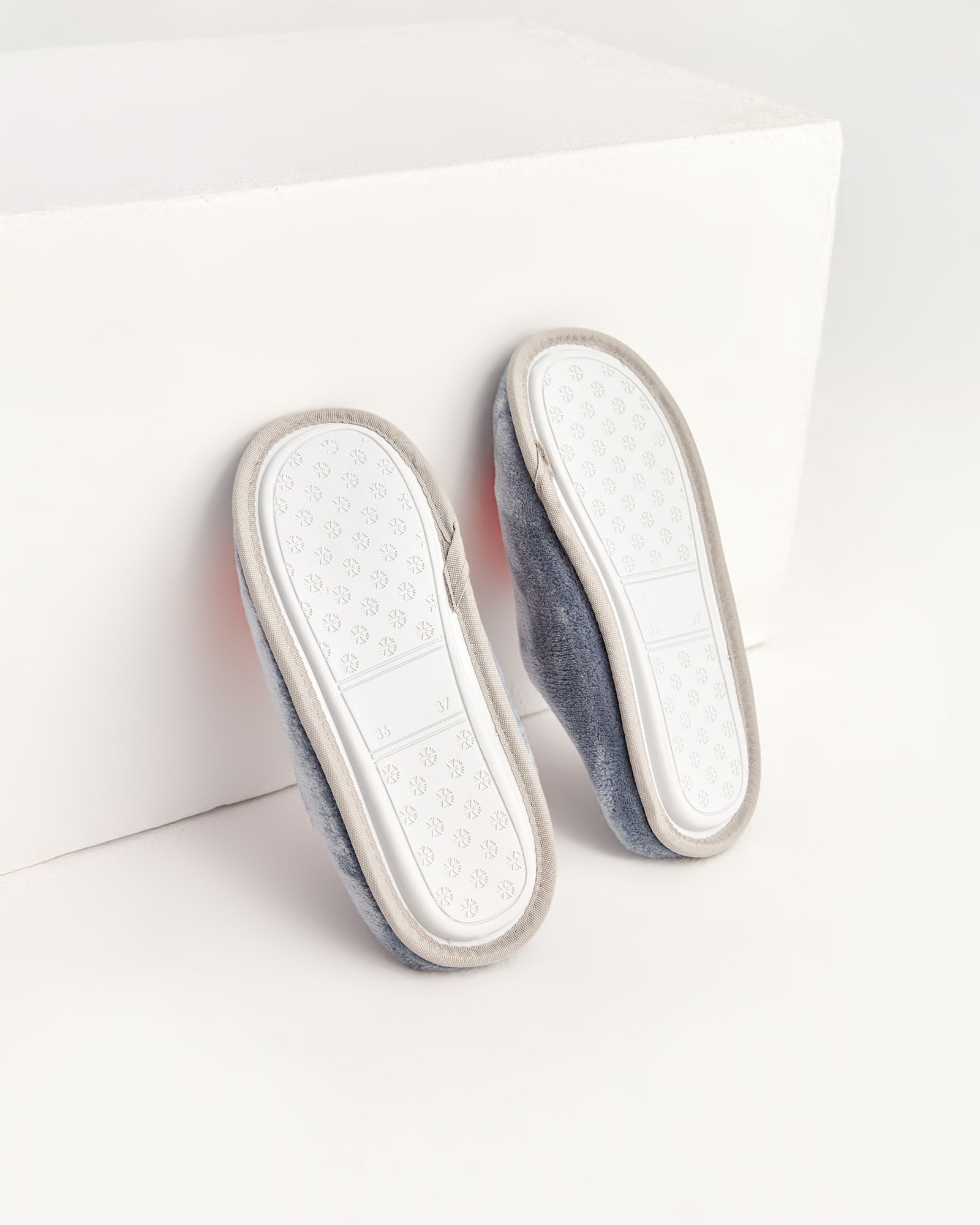 kadın ev terliği,kadın ev içi terlik,bayan ev terliği,kadın kışlık terlik,kadın yazlık terlik,evde giyilen kadın terlikleri,kadın konforlu terlik,rahat kadın ev terliği,kaymaz taban kadın terlik,kapalı kadın ev terliği