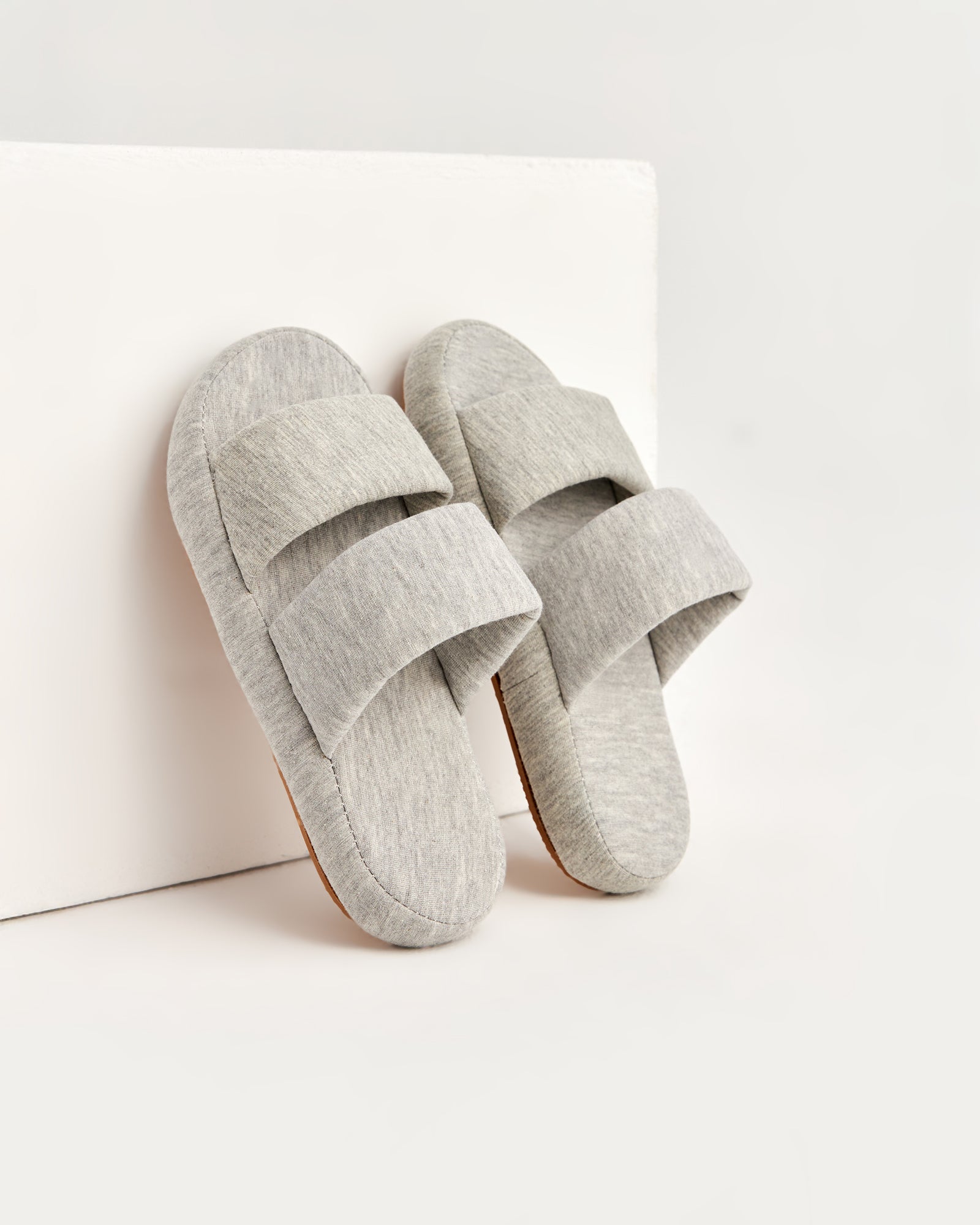 kadın ev terliği,kadın ev içi terlik,bayan ev terliği,kadın kışlık terlik,kadın yazlık terlik,evde giyilen kadın terlikleri,kadın konforlu terlik,rahat kadın ev terliği,kaymaz taban kadın terlik,kapalı kadın ev terliği