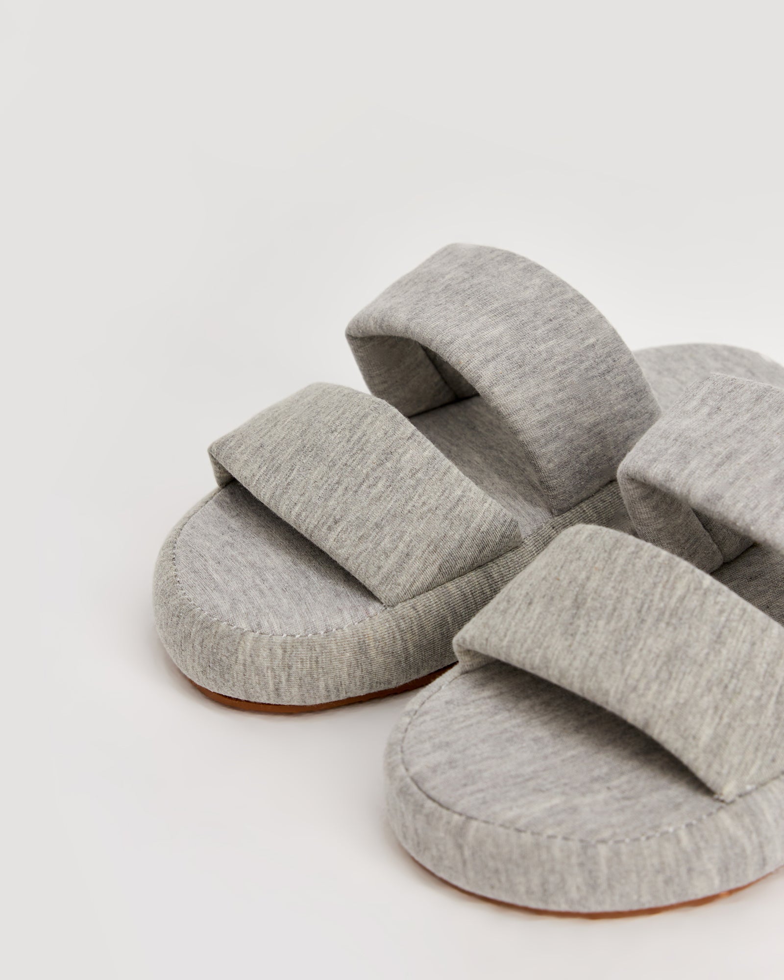 kadın ev terliği,kadın ev içi terlik,bayan ev terliği,kadın kışlık terlik,kadın yazlık terlik,evde giyilen kadın terlikleri,kadın konforlu terlik,rahat kadın ev terliği,kaymaz taban kadın terlik,kapalı kadın ev terliği