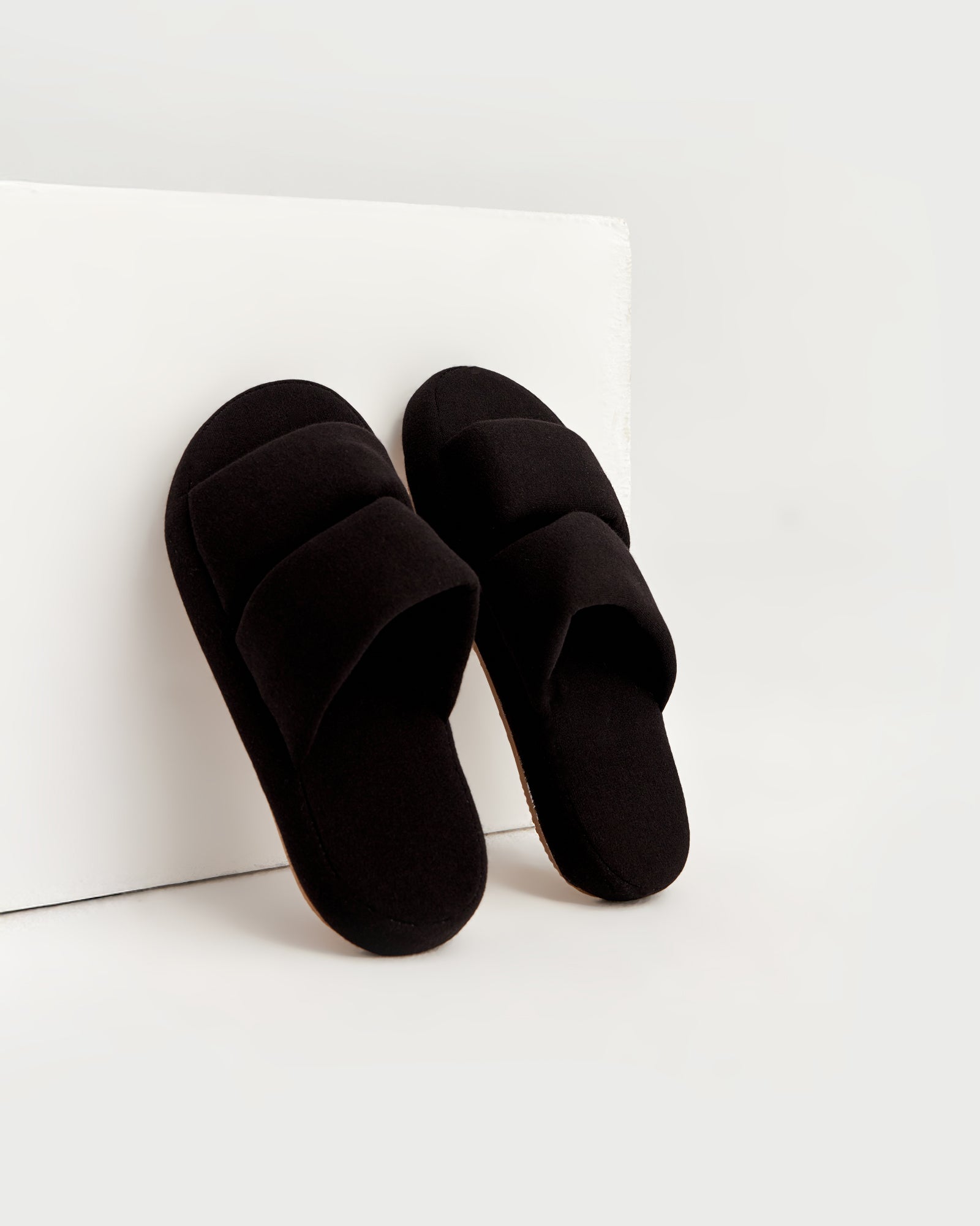 kadın ev terliği,kadın ev içi terlik,bayan ev terliği,kadın kışlık terlik,kadın yazlık terlik,evde giyilen kadın terlikleri,kadın konforlu terlik,rahat kadın ev terliği,kaymaz taban kadın terlik,kapalı kadın ev terliği