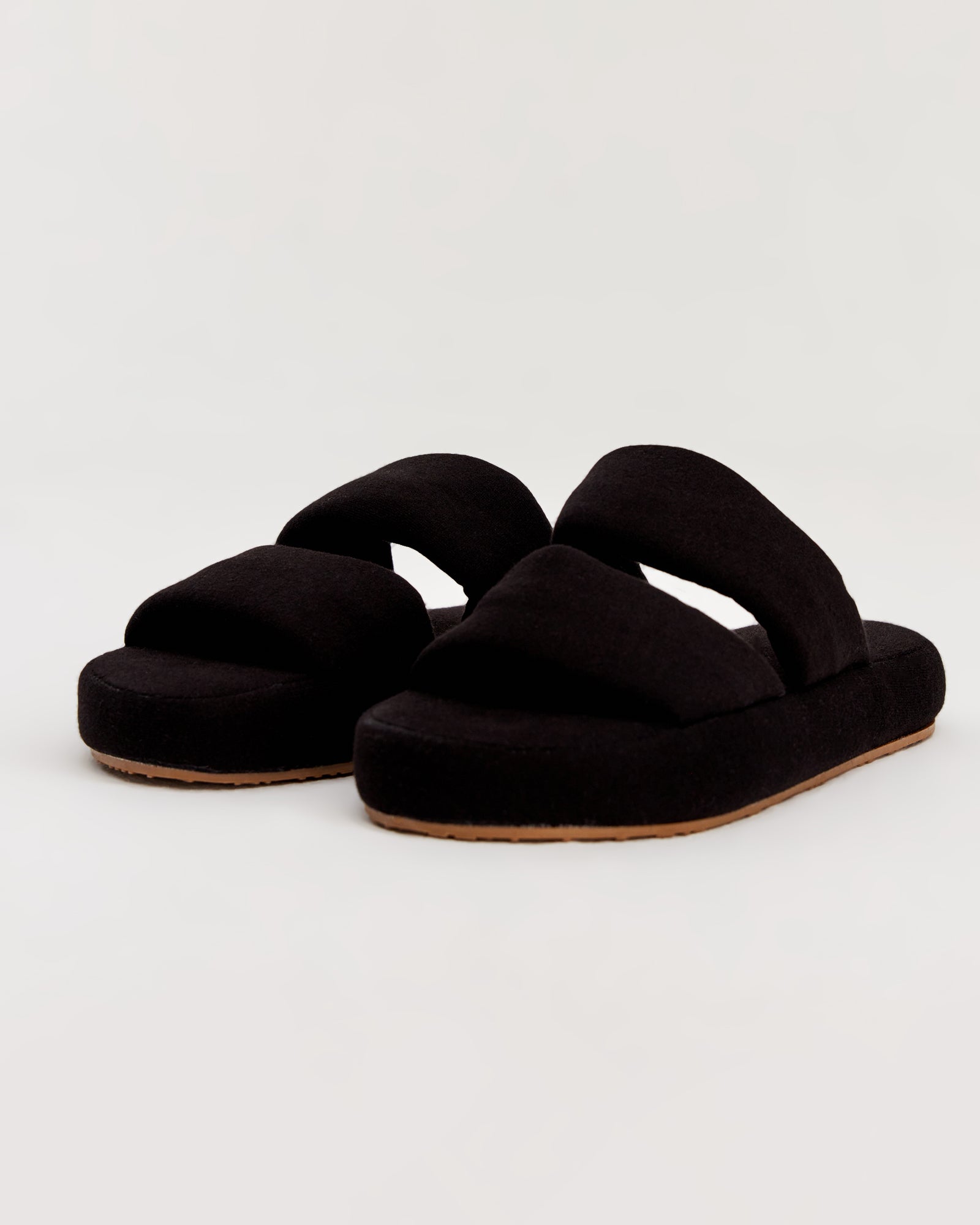 kadın ev terliği,kadın ev içi terlik,bayan ev terliği,kadın kışlık terlik,kadın yazlık terlik,evde giyilen kadın terlikleri,kadın konforlu terlik,rahat kadın ev terliği,kaymaz taban kadın terlik,kapalı kadın ev terliği