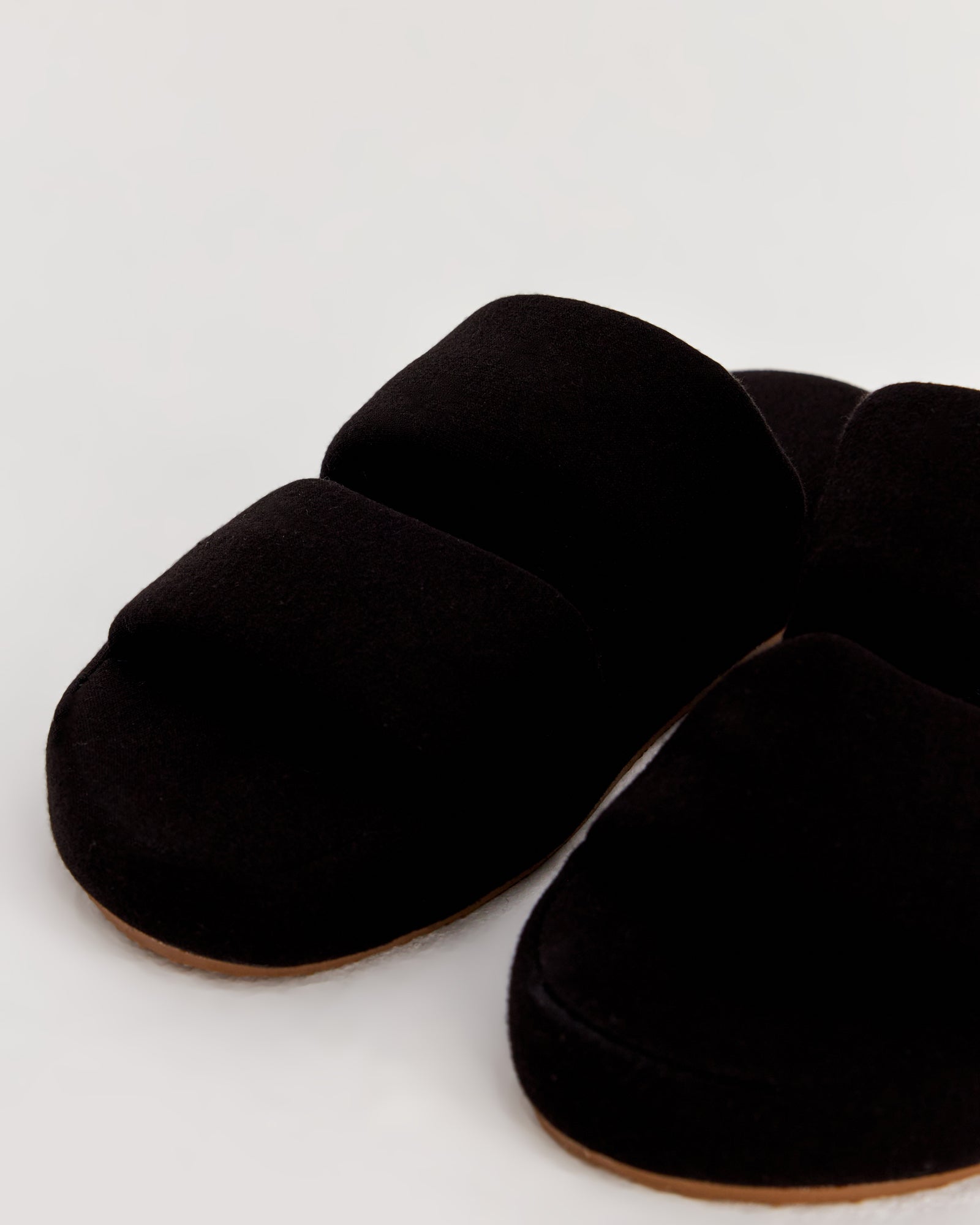 kadın ev terliği,kadın ev içi terlik,bayan ev terliği,kadın kışlık terlik,kadın yazlık terlik,evde giyilen kadın terlikleri,kadın konforlu terlik,rahat kadın ev terliği,kaymaz taban kadın terlik,kapalı kadın ev terliği