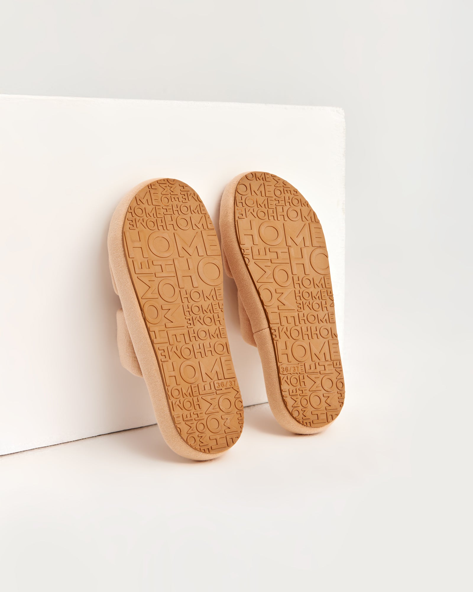 kadın ev terliği,kadın ev içi terlik,bayan ev terliği,kadın kışlık terlik,kadın yazlık terlik,evde giyilen kadın terlikleri,kadın konforlu terlik,rahat kadın ev terliği,kaymaz taban kadın terlik,kapalı kadın ev terliği