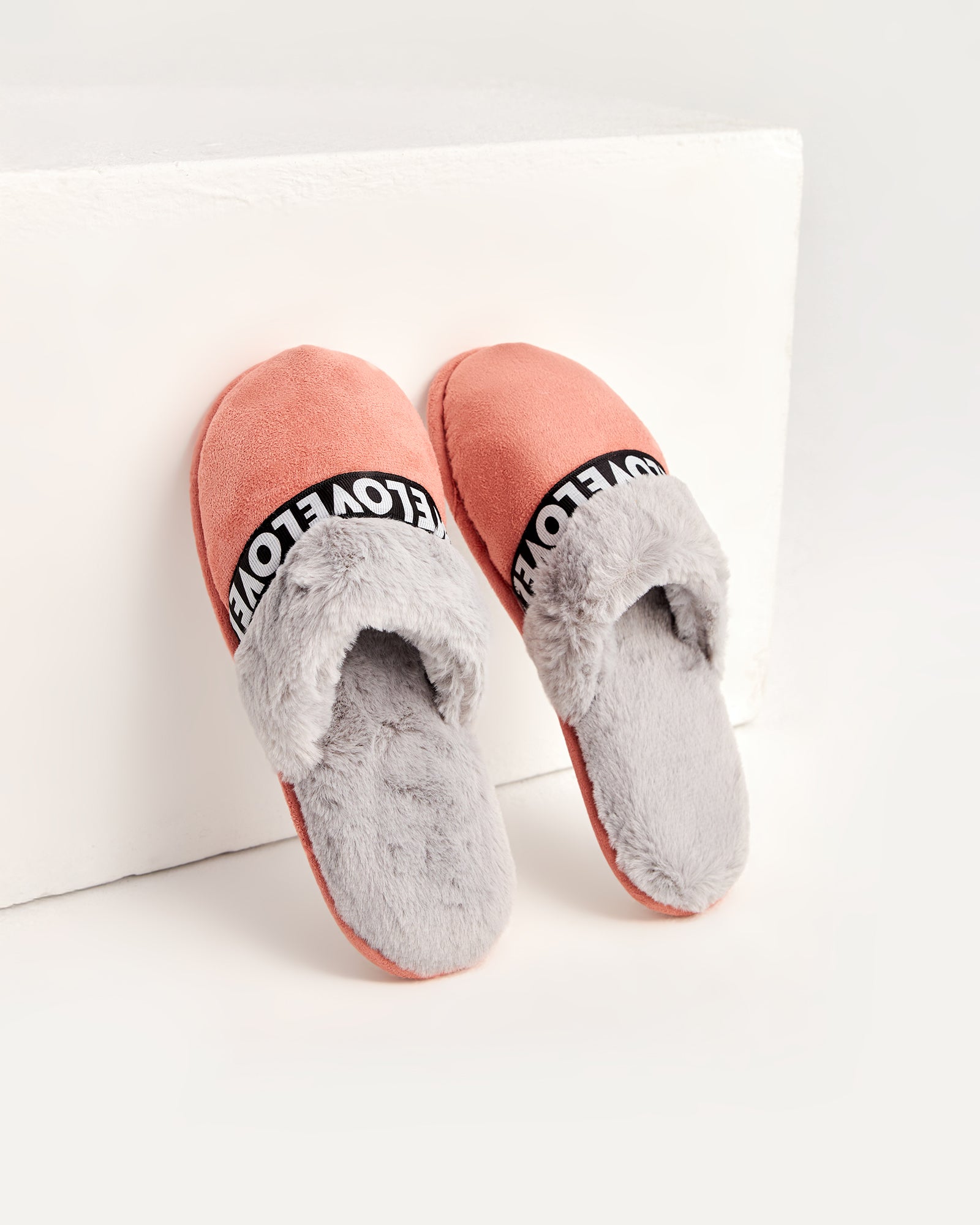 kadın ev terliği,kadın ev içi terlik,bayan ev terliği,kadın kışlık terlik,kadın yazlık terlik,evde giyilen kadın terlikleri,kadın konforlu terlik,rahat kadın ev terliği,kaymaz taban kadın terlik,kapalı kadın ev terliği