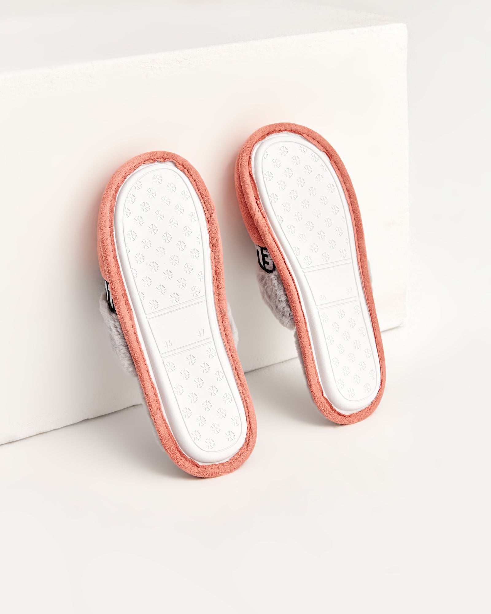 kadın ev terliği,kadın ev içi terlik,bayan ev terliği,kadın kışlık terlik,kadın yazlık terlik,evde giyilen kadın terlikleri,kadın konforlu terlik,rahat kadın ev terliği,kaymaz taban kadın terlik,kapalı kadın ev terliği