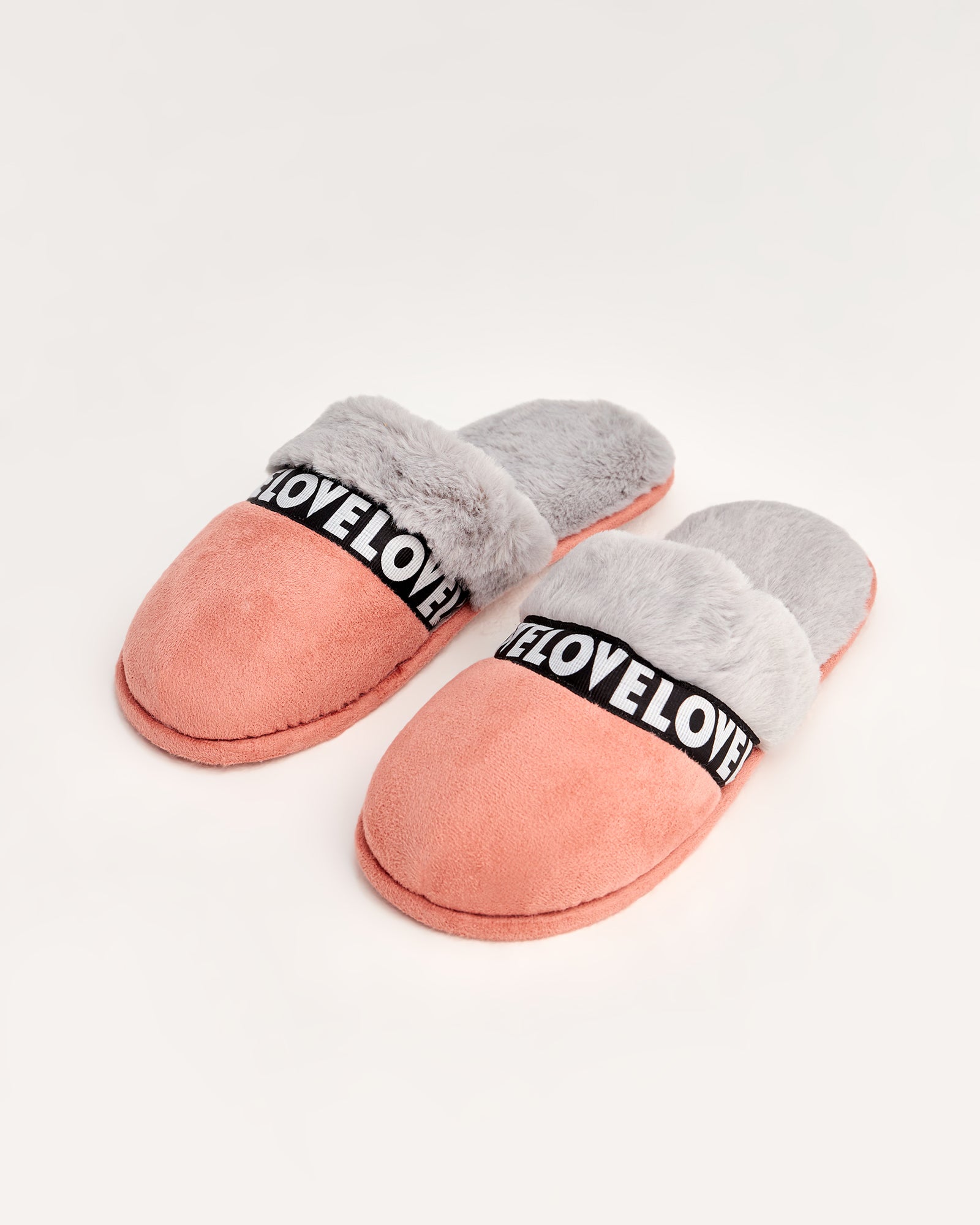 kadın ev terliği,kadın ev içi terlik,bayan ev terliği,kadın kışlık terlik,kadın yazlık terlik,evde giyilen kadın terlikleri,kadın konforlu terlik,rahat kadın ev terliği,kaymaz taban kadın terlik,kapalı kadın ev terliği