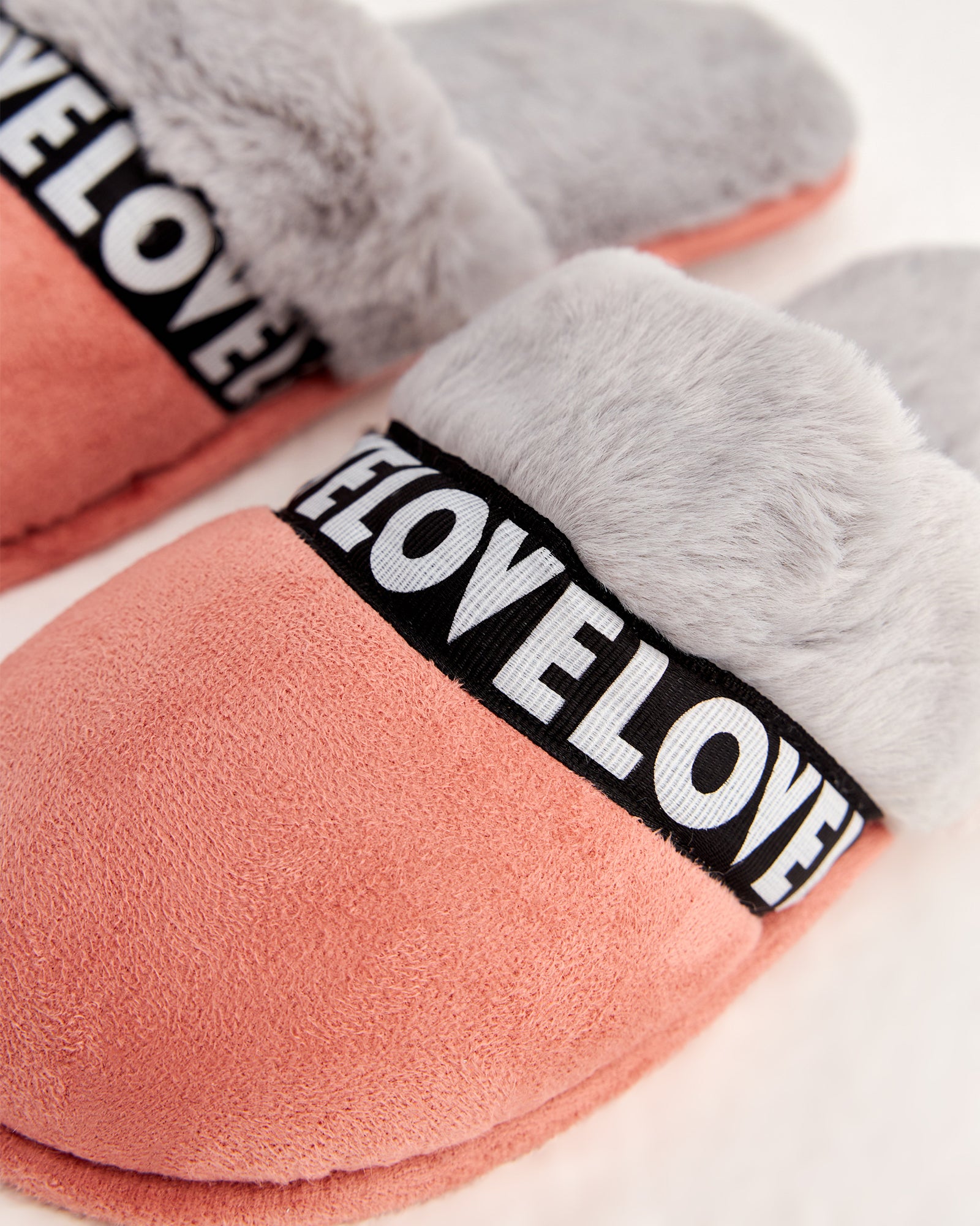 kadın ev terliği,kadın ev içi terlik,bayan ev terliği,kadın kışlık terlik,kadın yazlık terlik,evde giyilen kadın terlikleri,kadın konforlu terlik,rahat kadın ev terliği,kaymaz taban kadın terlik,kapalı kadın ev terliği