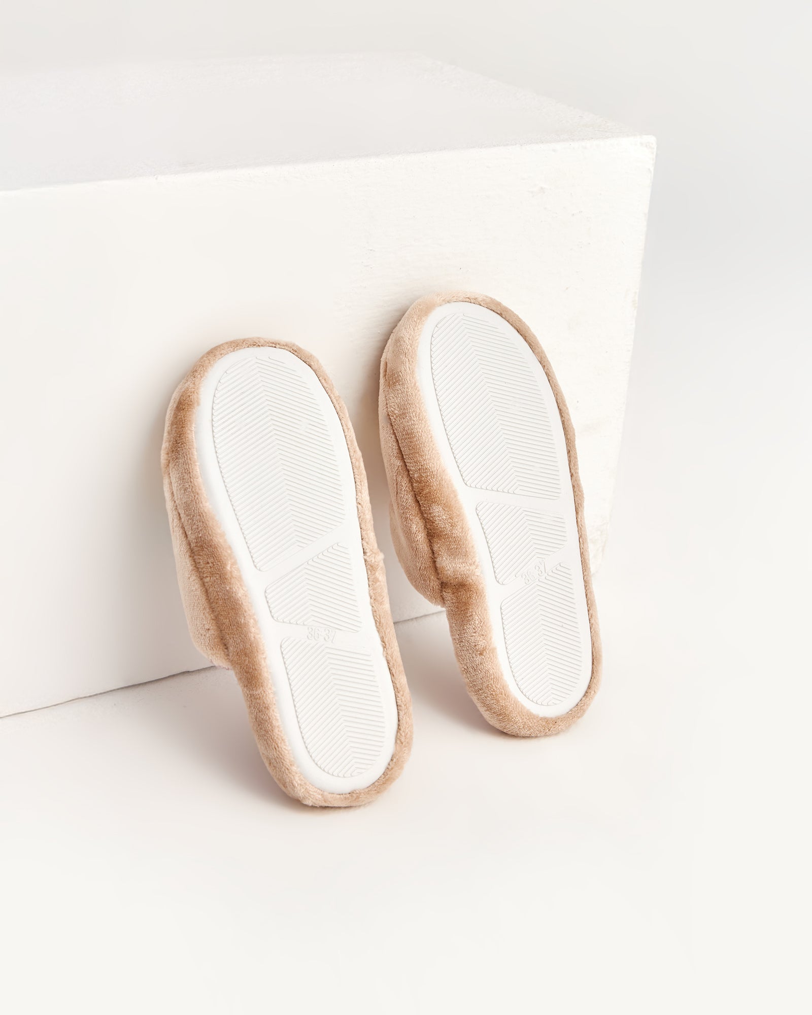 kadın ev terliği,kadın ev içi terlik,bayan ev terliği,kadın kışlık terlik,kadın yazlık terlik,evde giyilen kadın terlikleri,kadın konforlu terlik,rahat kadın ev terliği,kaymaz taban kadın terlik,kapalı kadın ev terliği