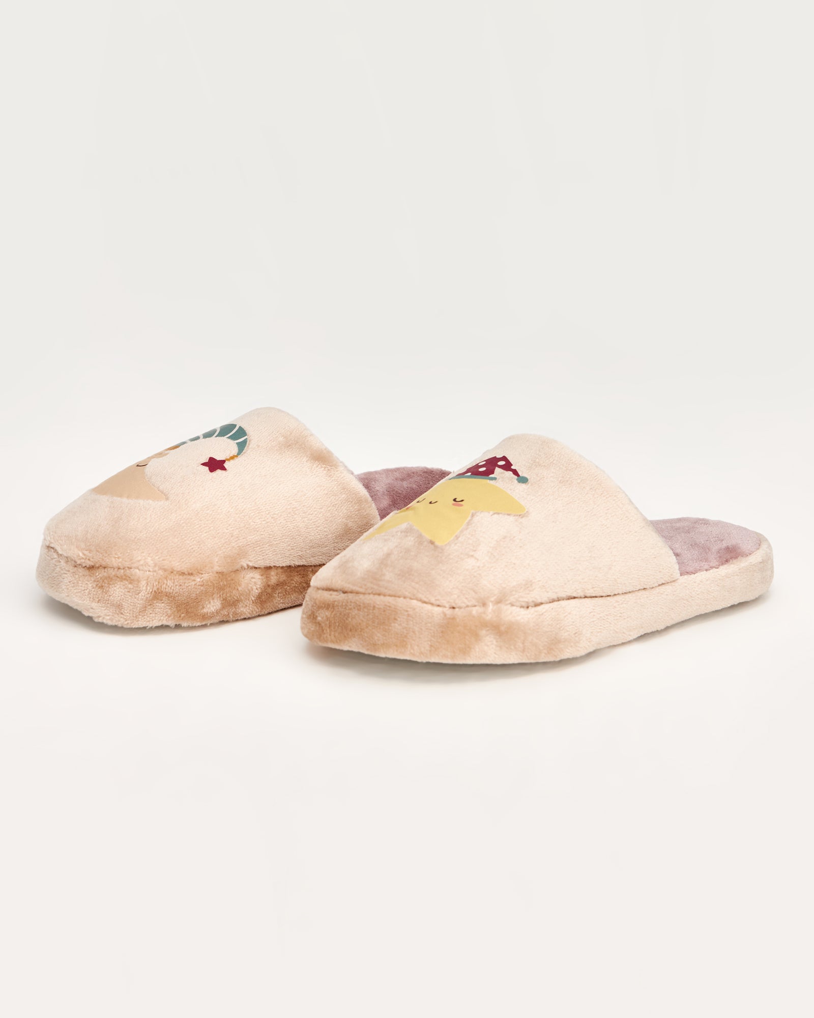 kadın ev terliği,kadın ev içi terlik,bayan ev terliği,kadın kışlık terlik,kadın yazlık terlik,evde giyilen kadın terlikleri,kadın konforlu terlik,rahat kadın ev terliği,kaymaz taban kadın terlik,kapalı kadın ev terliği