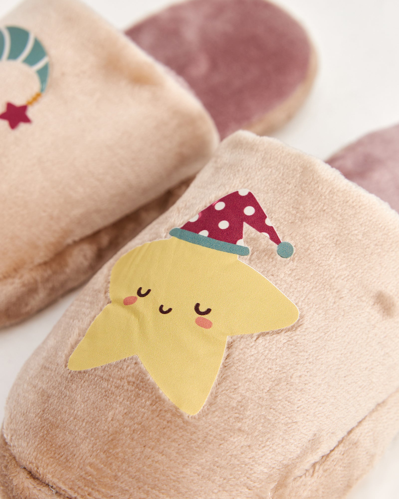 kadın ev terliği,kadın ev içi terlik,bayan ev terliği,kadın kışlık terlik,kadın yazlık terlik,evde giyilen kadın terlikleri,kadın konforlu terlik,rahat kadın ev terliği,kaymaz taban kadın terlik,kapalı kadın ev terliği