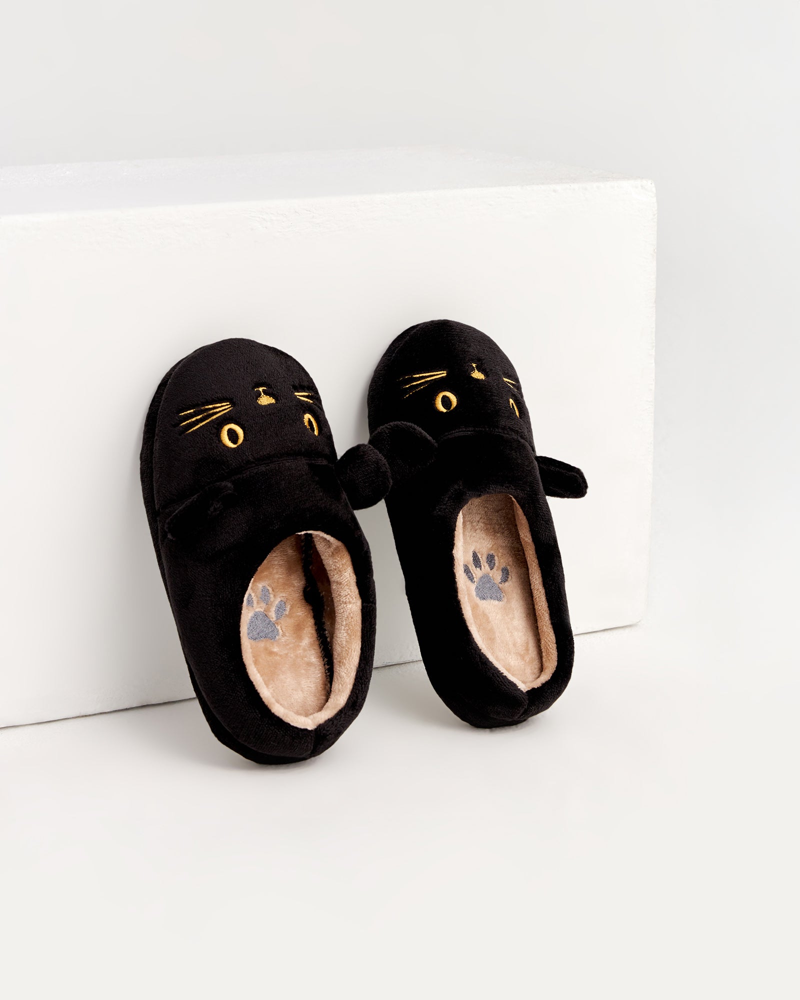 kadın ev terliği,kadın ev içi terlik,bayan ev terliği,kadın kışlık terlik,kadın yazlık terlik,evde giyilen kadın terlikleri,kadın konforlu terlik,rahat kadın ev terliği,kaymaz taban kadın terlik,kapalı kadın ev terliği