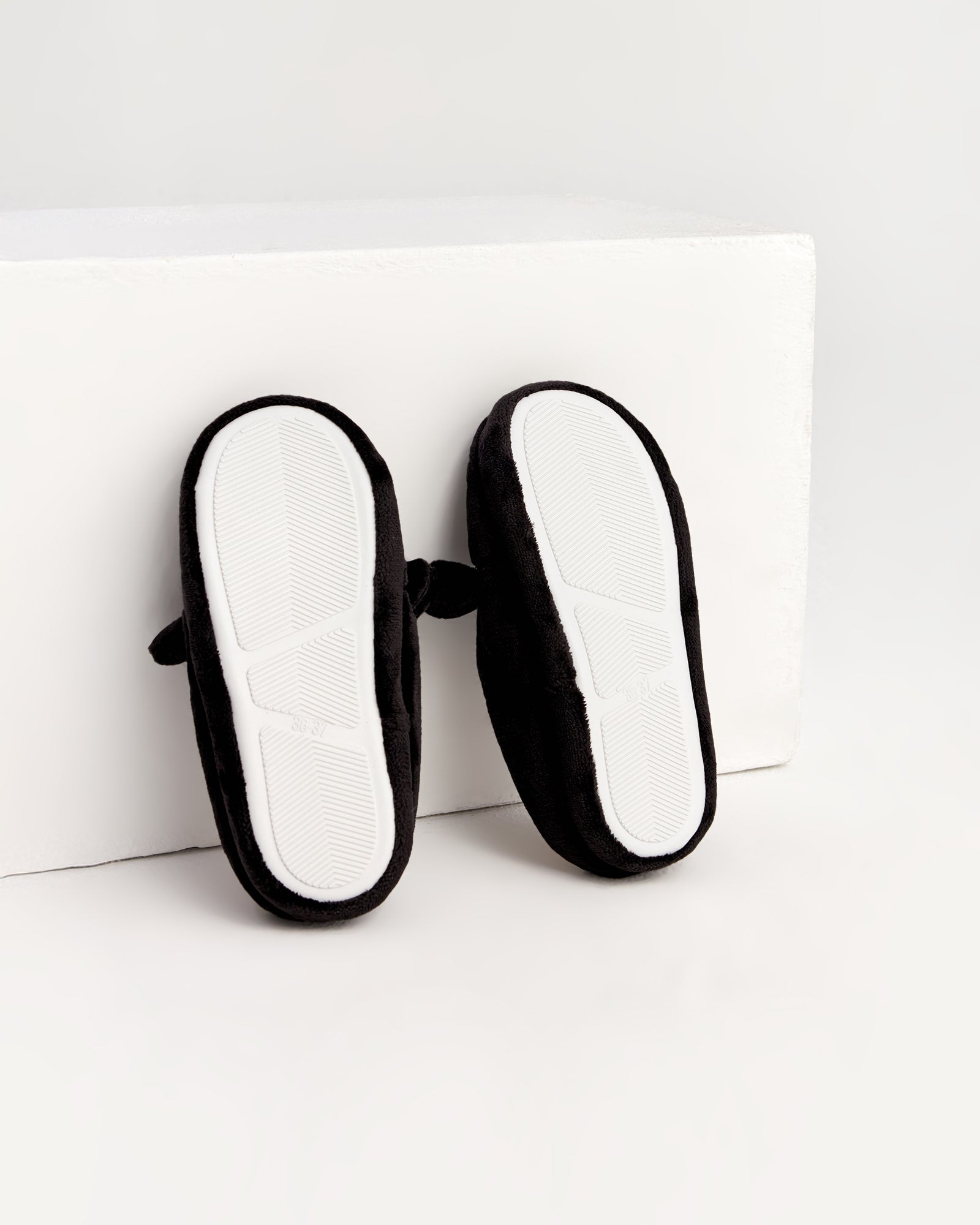 kadın ev terliği,kadın ev içi terlik,bayan ev terliği,kadın kışlık terlik,kadın yazlık terlik,evde giyilen kadın terlikleri,kadın konforlu terlik,rahat kadın ev terliği,kaymaz taban kadın terlik,kapalı kadın ev terliği