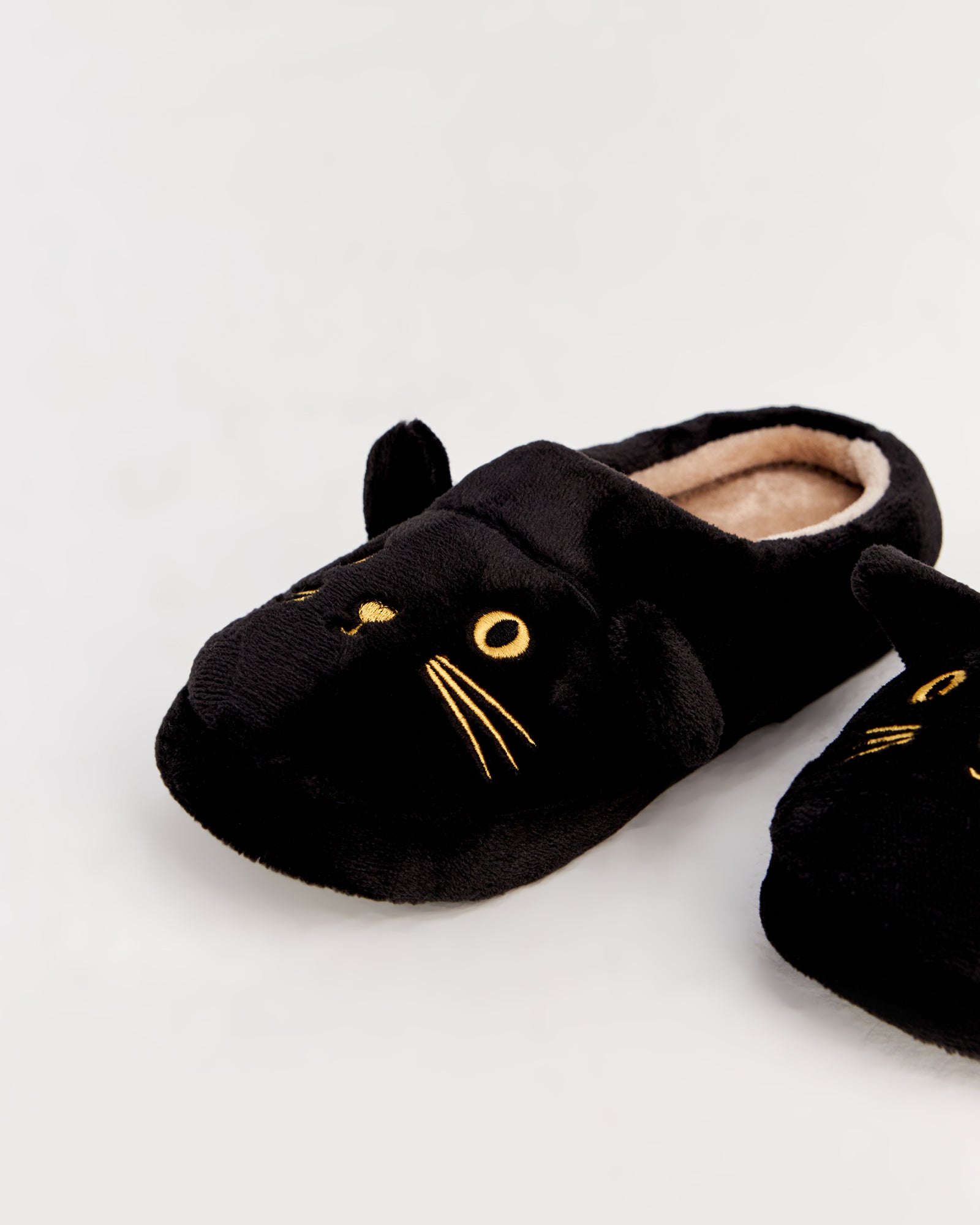 kadın ev terliği,kadın ev içi terlik,bayan ev terliği,kadın kışlık terlik,kadın yazlık terlik,evde giyilen kadın terlikleri,kadın konforlu terlik,rahat kadın ev terliği,kaymaz taban kadın terlik,kapalı kadın ev terliği