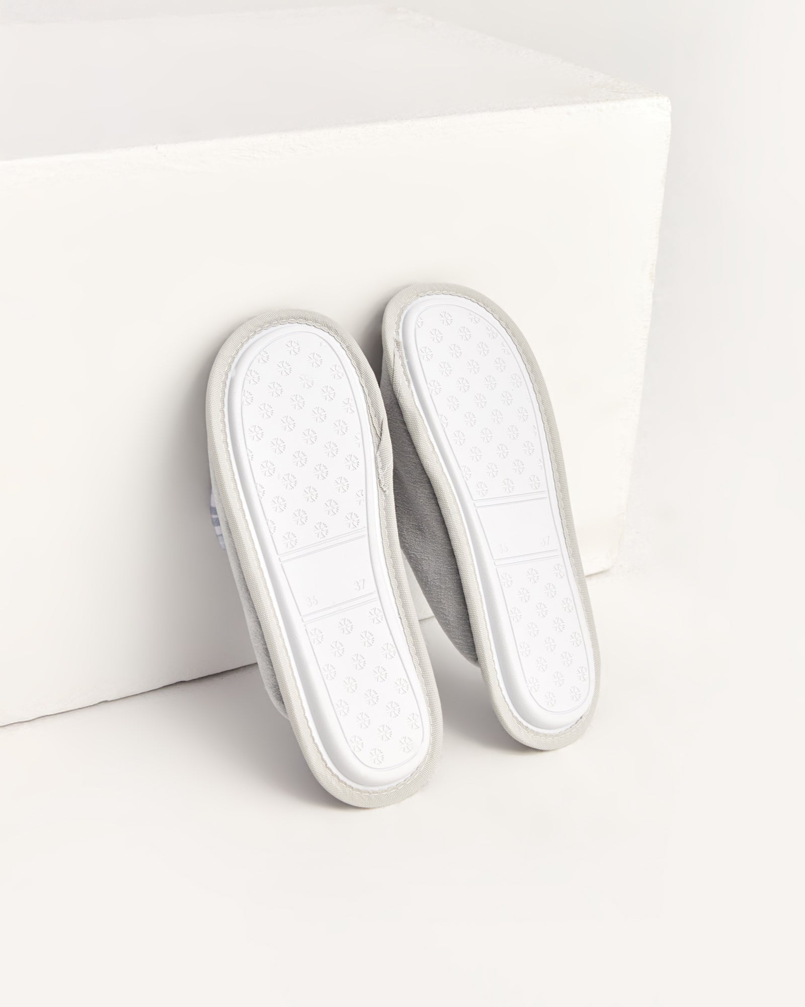 kadın ev terliği,kadın ev içi terlik,bayan ev terliği,kadın kışlık terlik,kadın yazlık terlik,evde giyilen kadın terlikleri,kadın konforlu terlik,rahat kadın ev terliği,kaymaz taban kadın terlik,kapalı kadın ev terliği