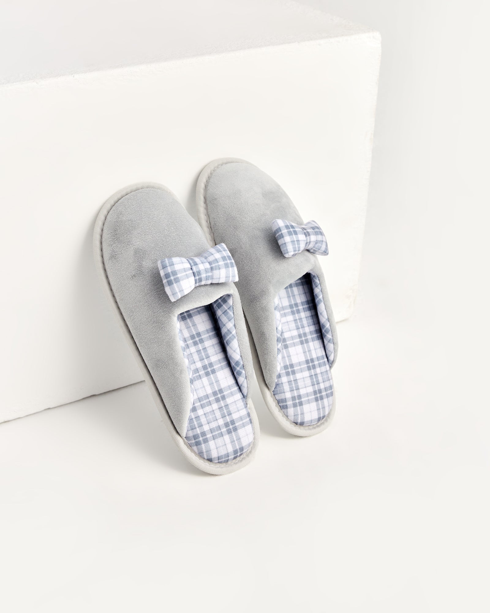 kadın ev terliği,kadın ev içi terlik,bayan ev terliği,kadın kışlık terlik,kadın yazlık terlik,evde giyilen kadın terlikleri,kadın konforlu terlik,rahat kadın ev terliği,kaymaz taban kadın terlik,kapalı kadın ev terliği