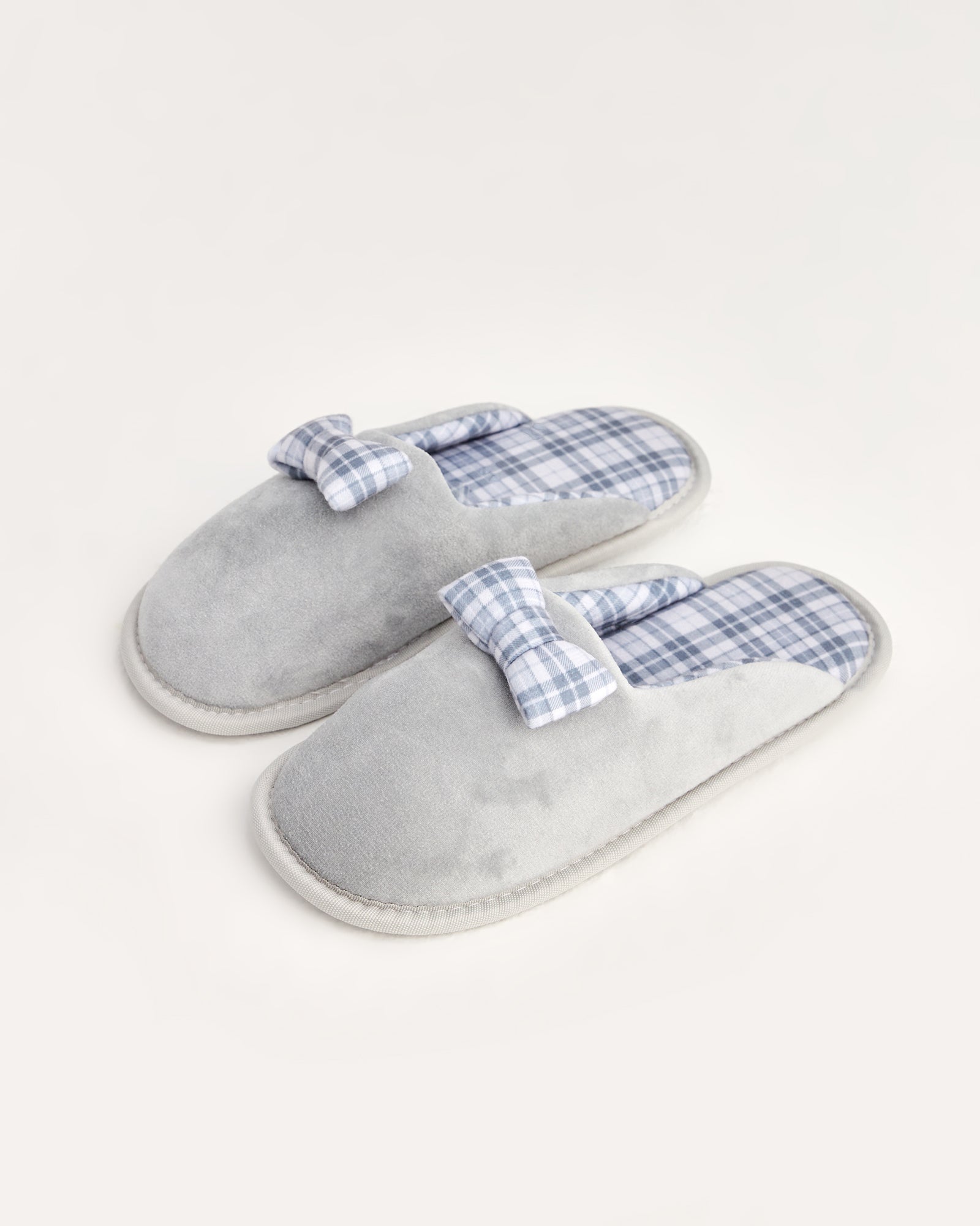 kadın ev terliği,kadın ev içi terlik,bayan ev terliği,kadın kışlık terlik,kadın yazlık terlik,evde giyilen kadın terlikleri,kadın konforlu terlik,rahat kadın ev terliği,kaymaz taban kadın terlik,kapalı kadın ev terliği