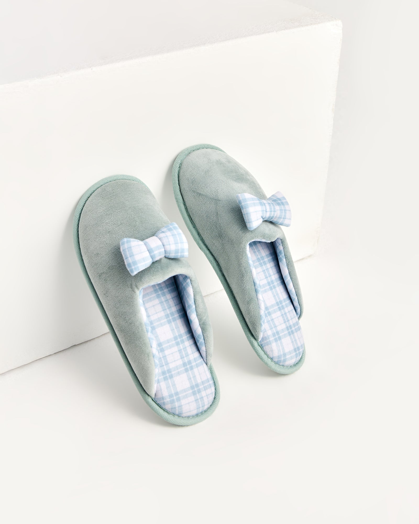 kadın ev terliği,kadın ev içi terlik,bayan ev terliği,kadın kışlık terlik,kadın yazlık terlik,evde giyilen kadın terlikleri,kadın konforlu terlik,rahat kadın ev terliği,kaymaz taban kadın terlik,kapalı kadın ev terliği