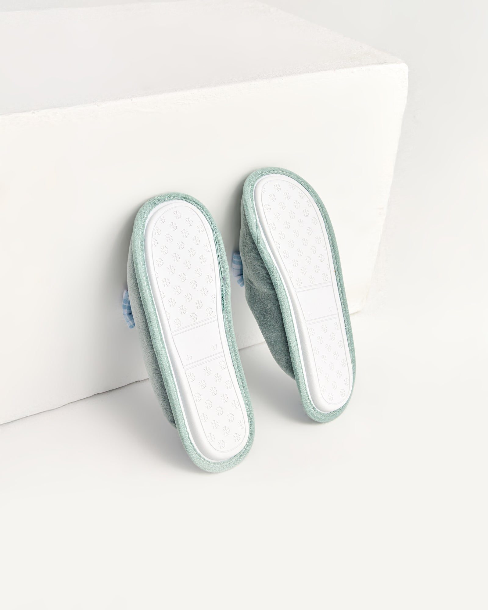 kadın ev terliği,kadın ev içi terlik,bayan ev terliği,kadın kışlık terlik,kadın yazlık terlik,evde giyilen kadın terlikleri,kadın konforlu terlik,rahat kadın ev terliği,kaymaz taban kadın terlik,kapalı kadın ev terliği