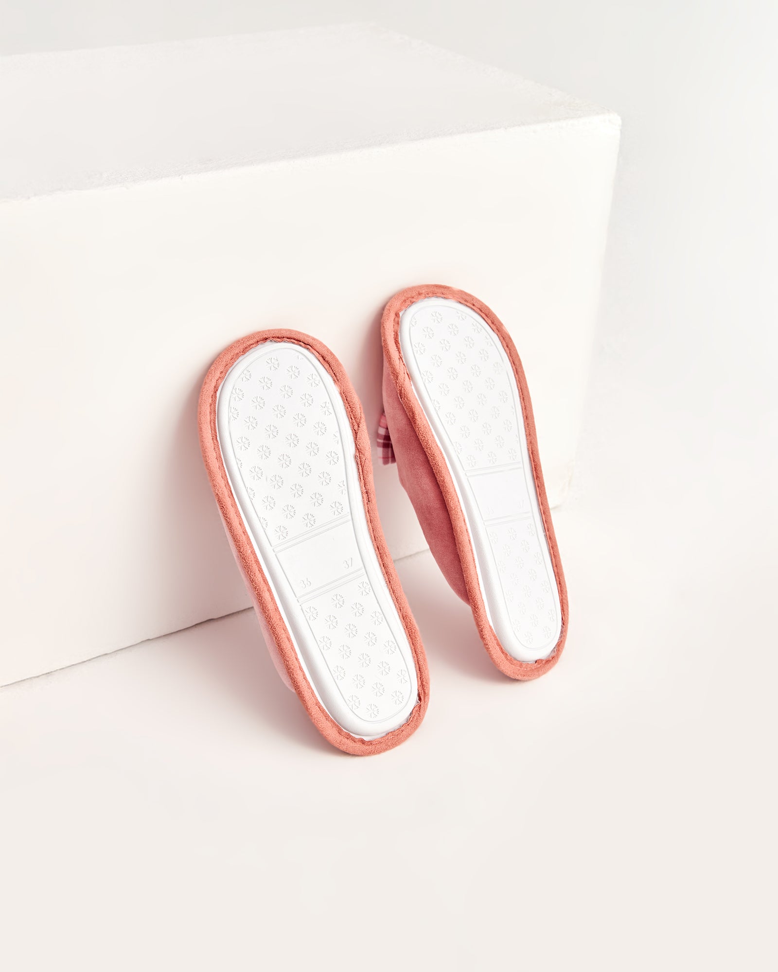 kadın ev terliği,kadın ev içi terlik,bayan ev terliği,kadın kışlık terlik,kadın yazlık terlik,evde giyilen kadın terlikleri,kadın konforlu terlik,rahat kadın ev terliği,kaymaz taban kadın terlik,kapalı kadın ev terliği