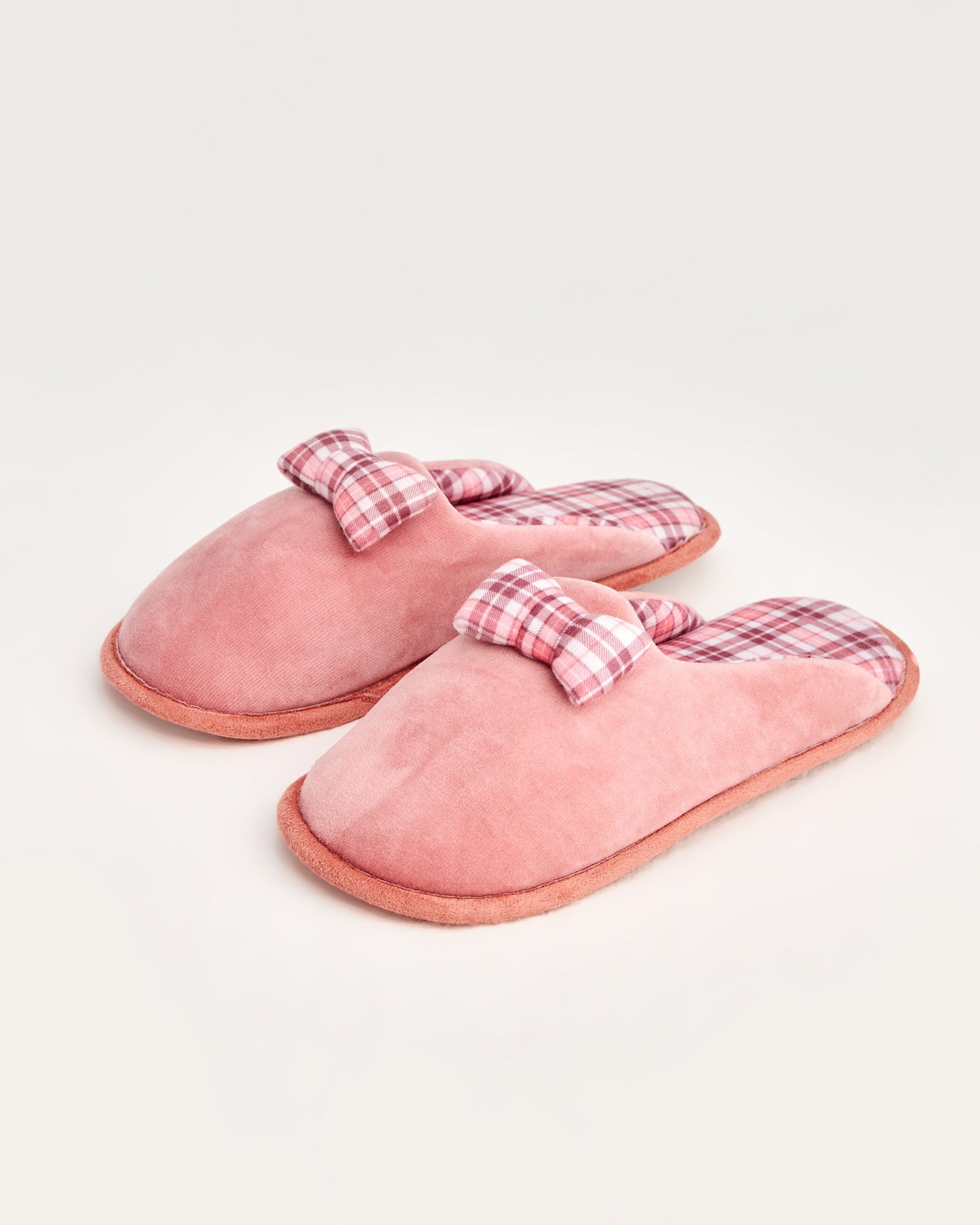 kadın ev terliği,kadın ev içi terlik,bayan ev terliği,kadın kışlık terlik,kadın yazlık terlik,evde giyilen kadın terlikleri,kadın konforlu terlik,rahat kadın ev terliği,kaymaz taban kadın terlik,kapalı kadın ev terliği