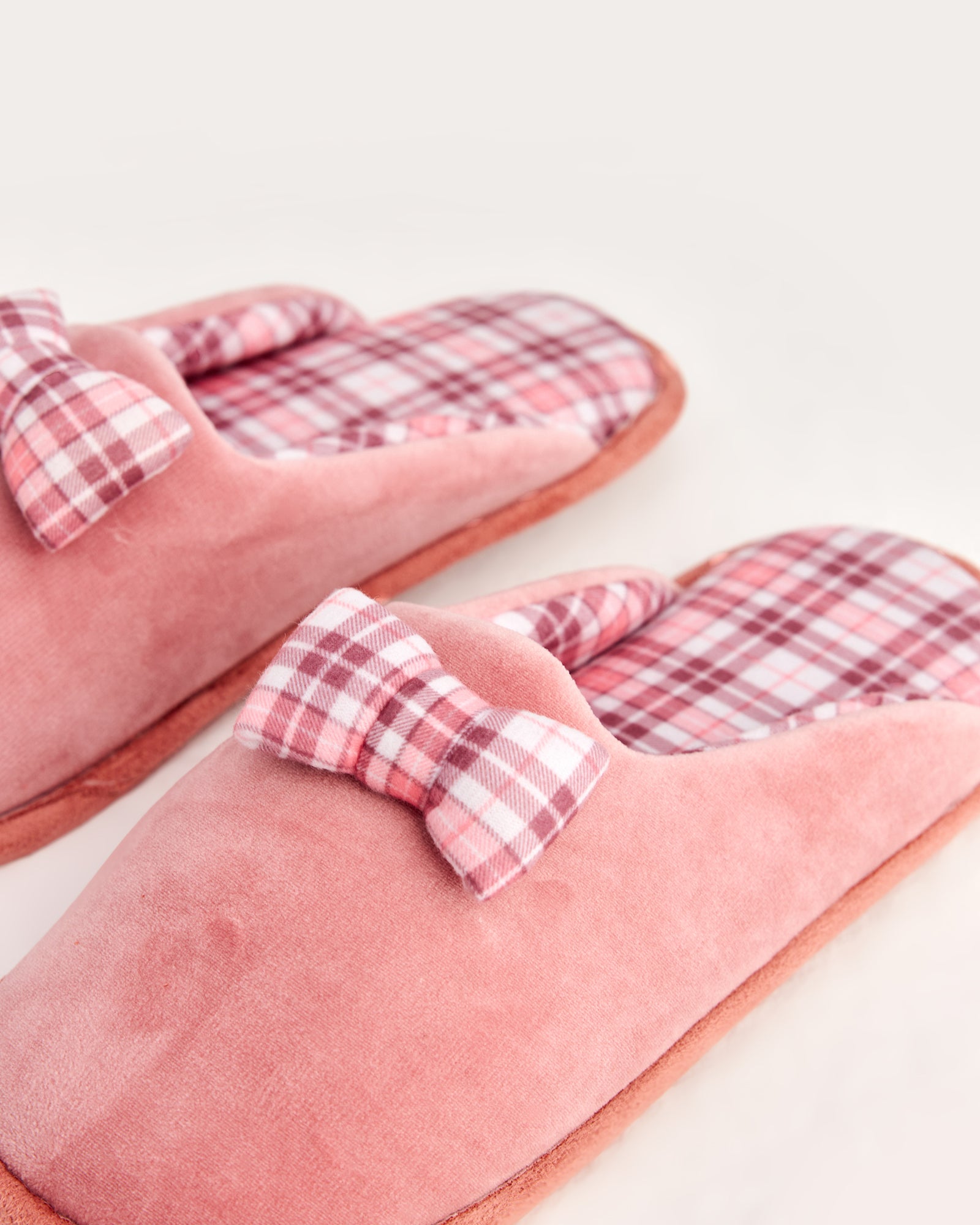 kadın ev terliği,kadın ev içi terlik,bayan ev terliği,kadın kışlık terlik,kadın yazlık terlik,evde giyilen kadın terlikleri,kadın konforlu terlik,rahat kadın ev terliği,kaymaz taban kadın terlik,kapalı kadın ev terliği