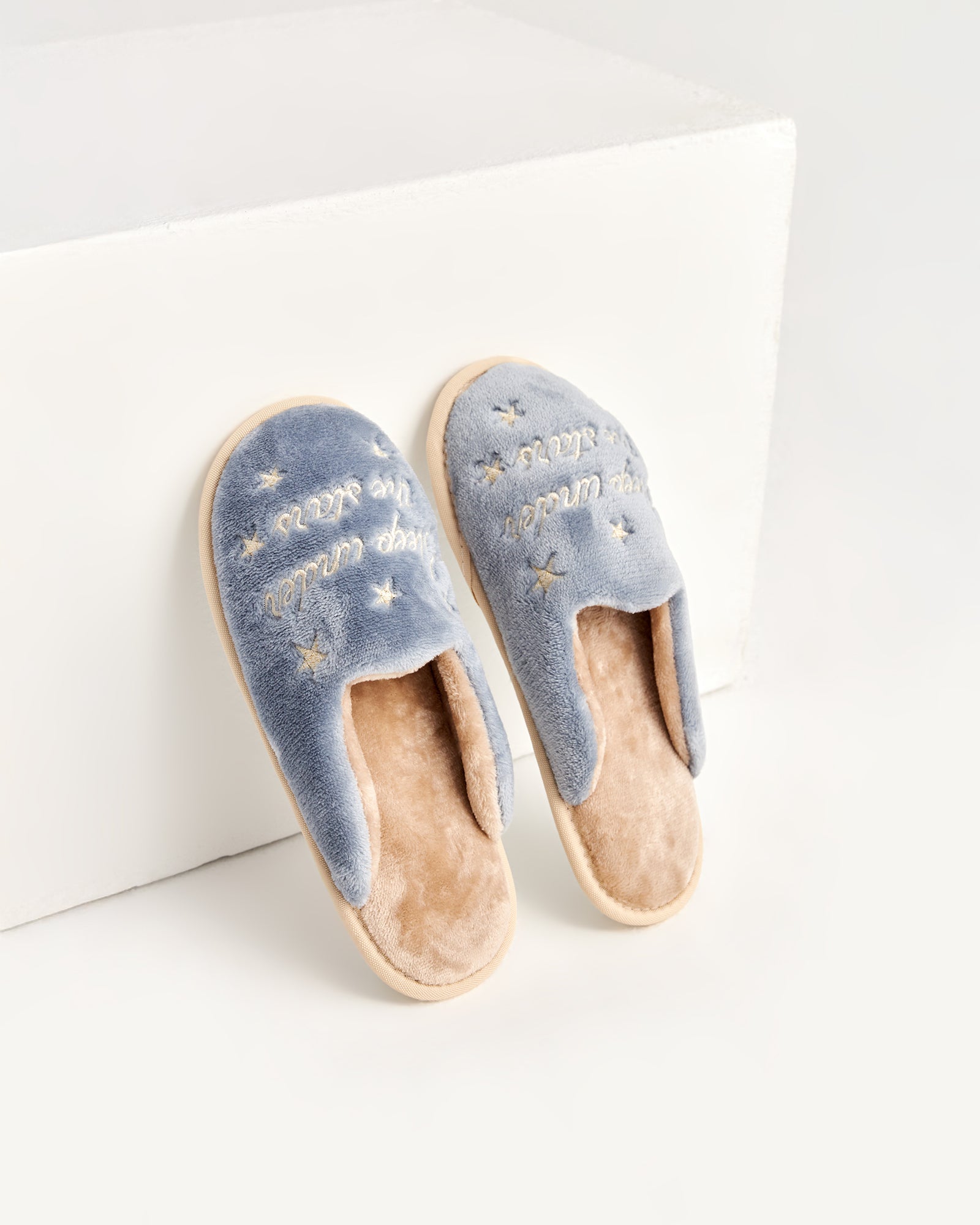 kadın ev terliği,kadın ev içi terlik,bayan ev terliği,kadın kışlık terlik,kadın yazlık terlik,evde giyilen kadın terlikleri,kadın konforlu terlik,rahat kadın ev terliği,kaymaz taban kadın terlik,kapalı kadın ev terliği