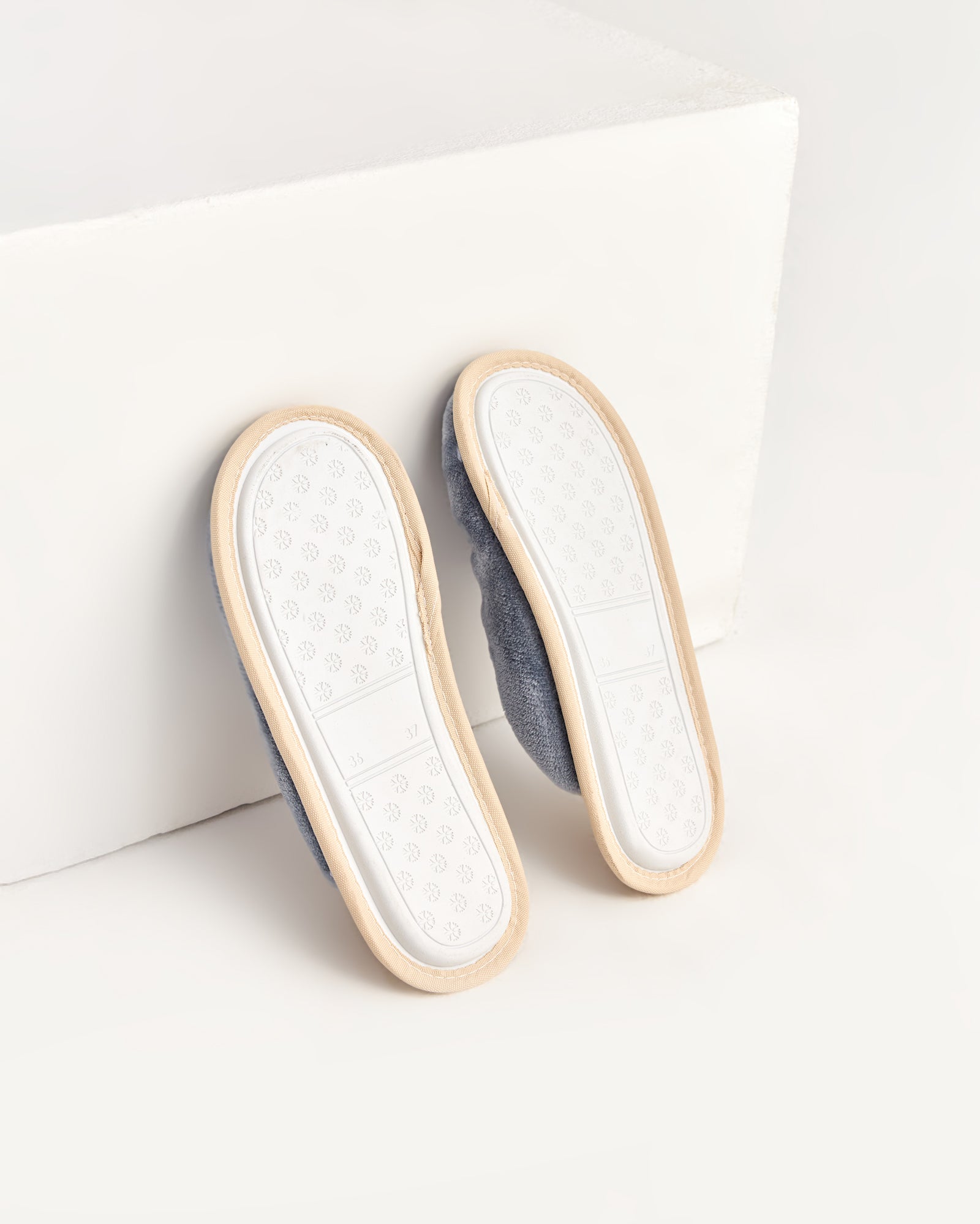 kadın ev terliği,kadın ev içi terlik,bayan ev terliği,kadın kışlık terlik,kadın yazlık terlik,evde giyilen kadın terlikleri,kadın konforlu terlik,rahat kadın ev terliği,kaymaz taban kadın terlik,kapalı kadın ev terliği