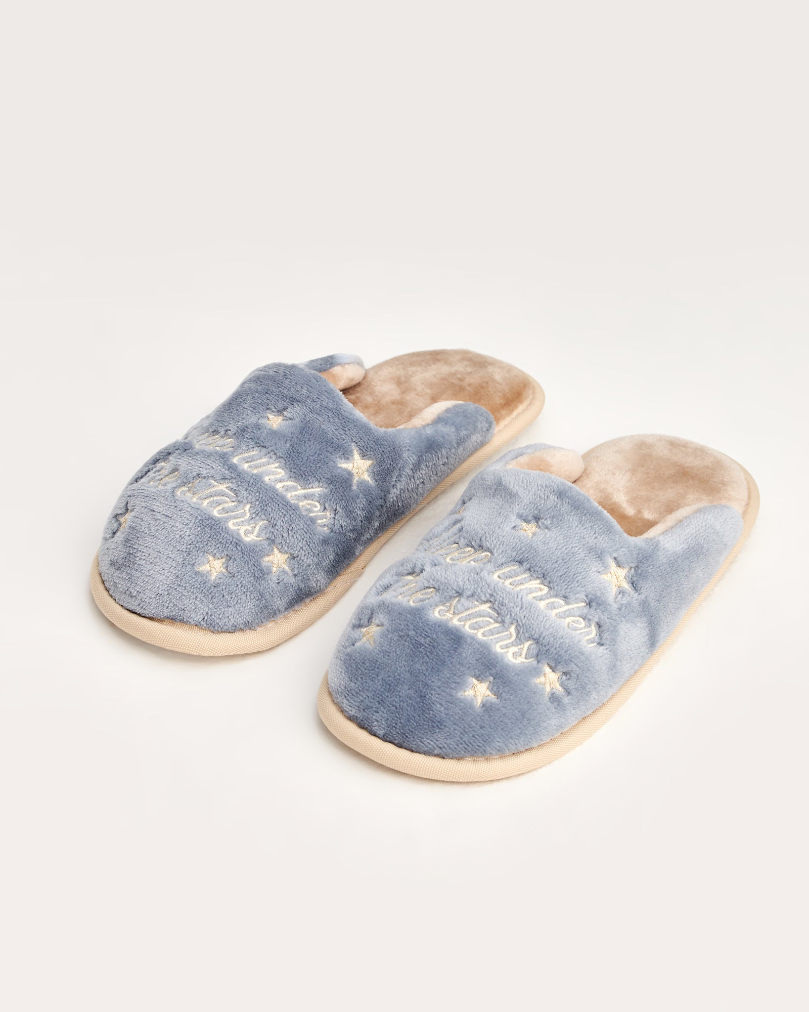 kadın ev terliği,kadın ev içi terlik,bayan ev terliği,kadın kışlık terlik,kadın yazlık terlik,evde giyilen kadın terlikleri,kadın konforlu terlik,rahat kadın ev terliği,kaymaz taban kadın terlik,kapalı kadın ev terliği