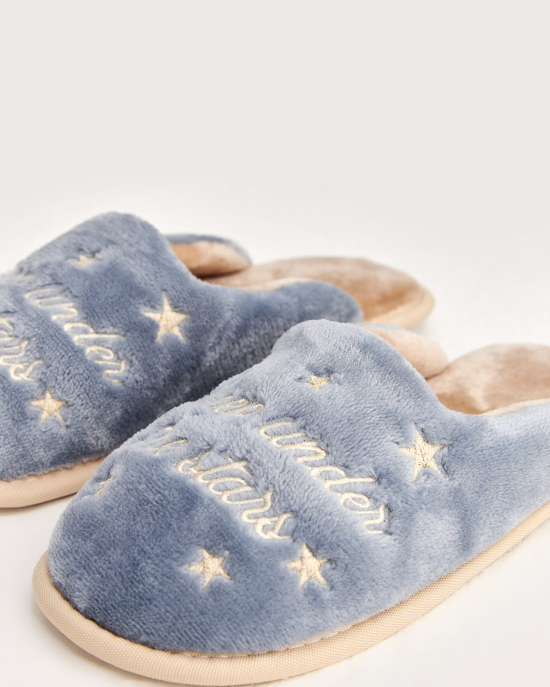 kadın ev terliği,kadın ev içi terlik,bayan ev terliği,kadın kışlık terlik,kadın yazlık terlik,evde giyilen kadın terlikleri,kadın konforlu terlik,rahat kadın ev terliği,kaymaz taban kadın terlik,kapalı kadın ev terliği