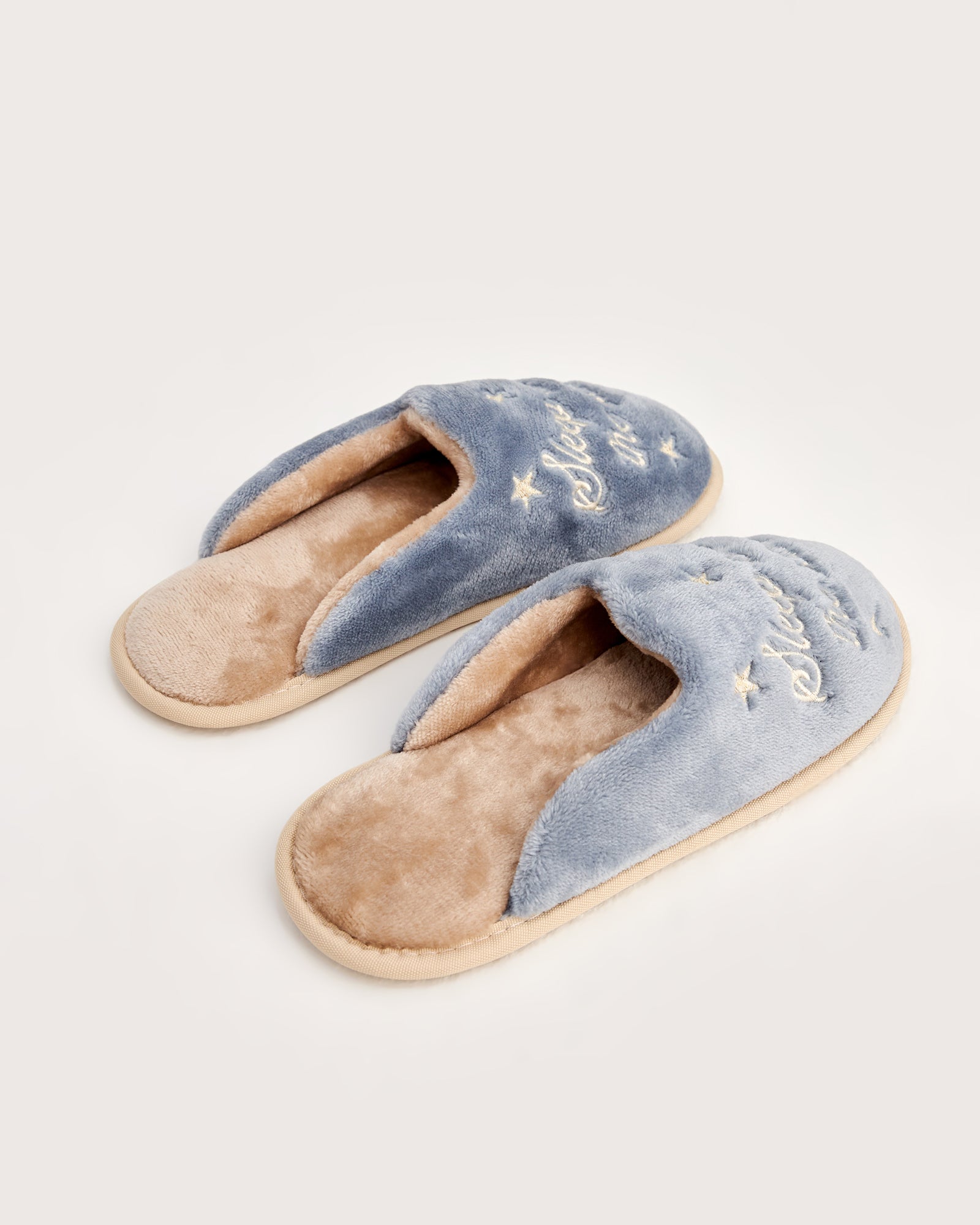 kadın ev terliği,kadın ev içi terlik,bayan ev terliği,kadın kışlık terlik,kadın yazlık terlik,evde giyilen kadın terlikleri,kadın konforlu terlik,rahat kadın ev terliği,kaymaz taban kadın terlik,kapalı kadın ev terliği