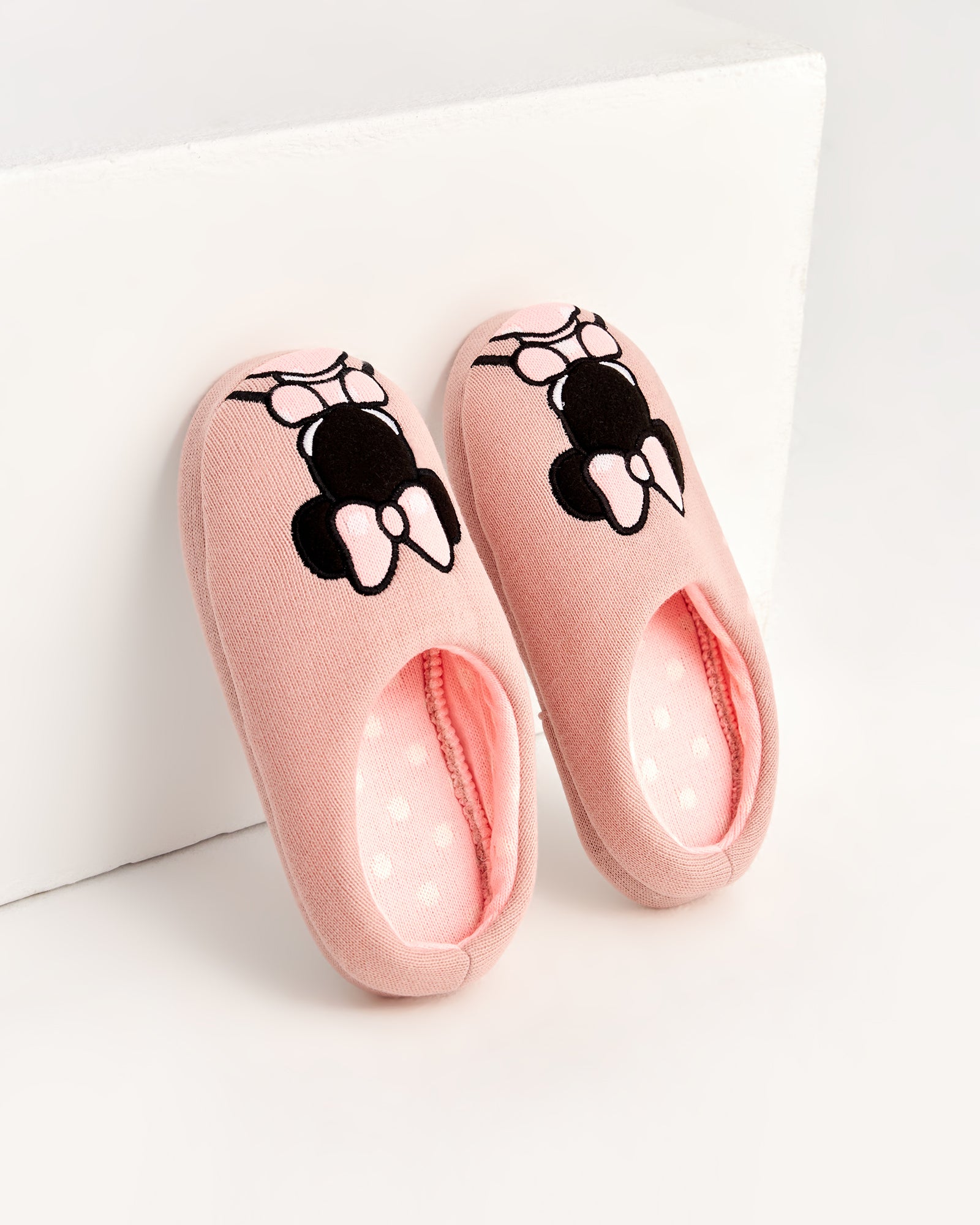 kadın ev terliği,kadın ev içi terlik,bayan ev terliği,kadın kışlık terlik,kadın yazlık terlik,evde giyilen kadın terlikleri,kadın konforlu terlik,rahat kadın ev terliği,kaymaz taban kadın terlik,kapalı kadın ev terliği