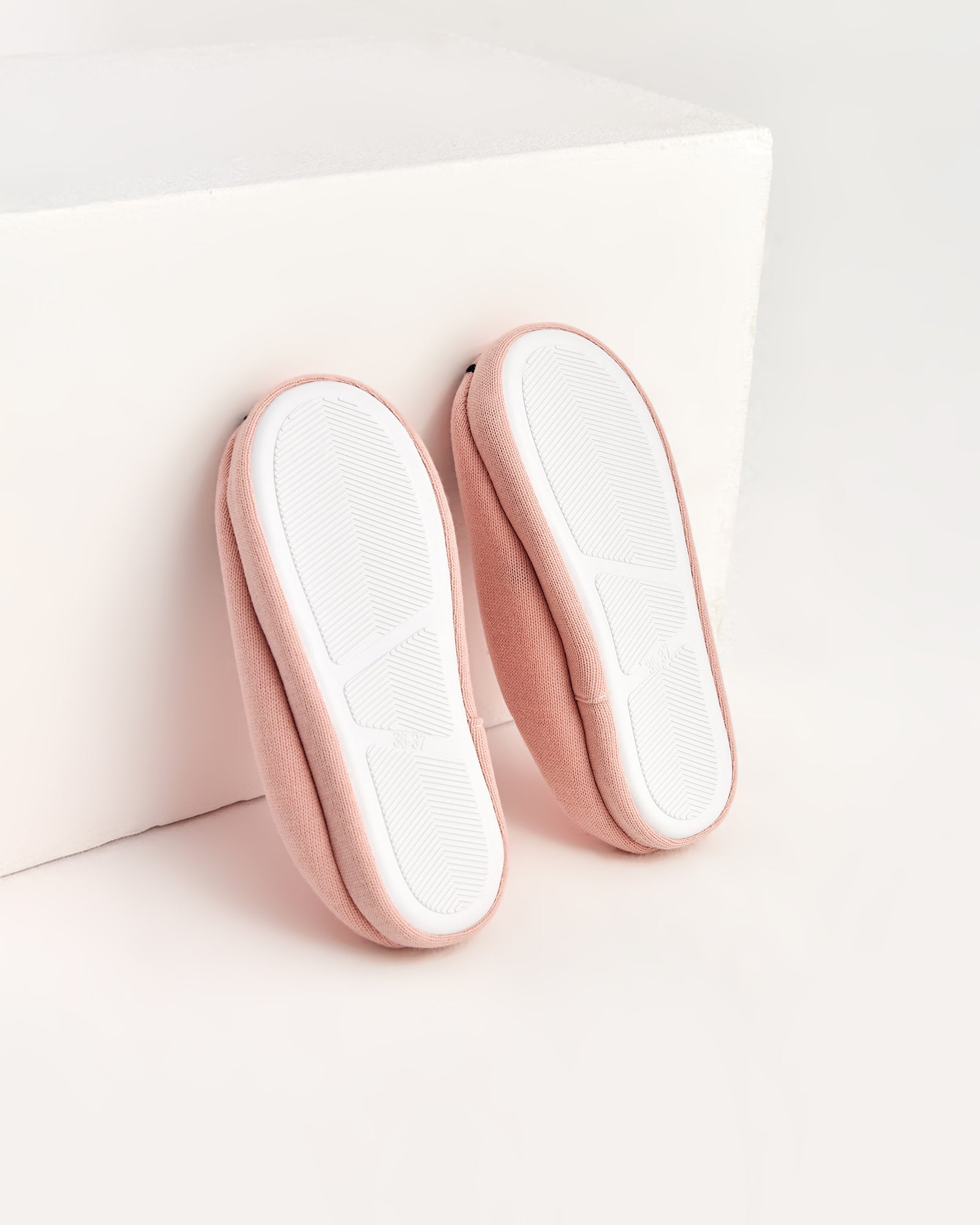 kadın ev terliği,kadın ev içi terlik,bayan ev terliği,kadın kışlık terlik,kadın yazlık terlik,evde giyilen kadın terlikleri,kadın konforlu terlik,rahat kadın ev terliği,kaymaz taban kadın terlik,kapalı kadın ev terliği