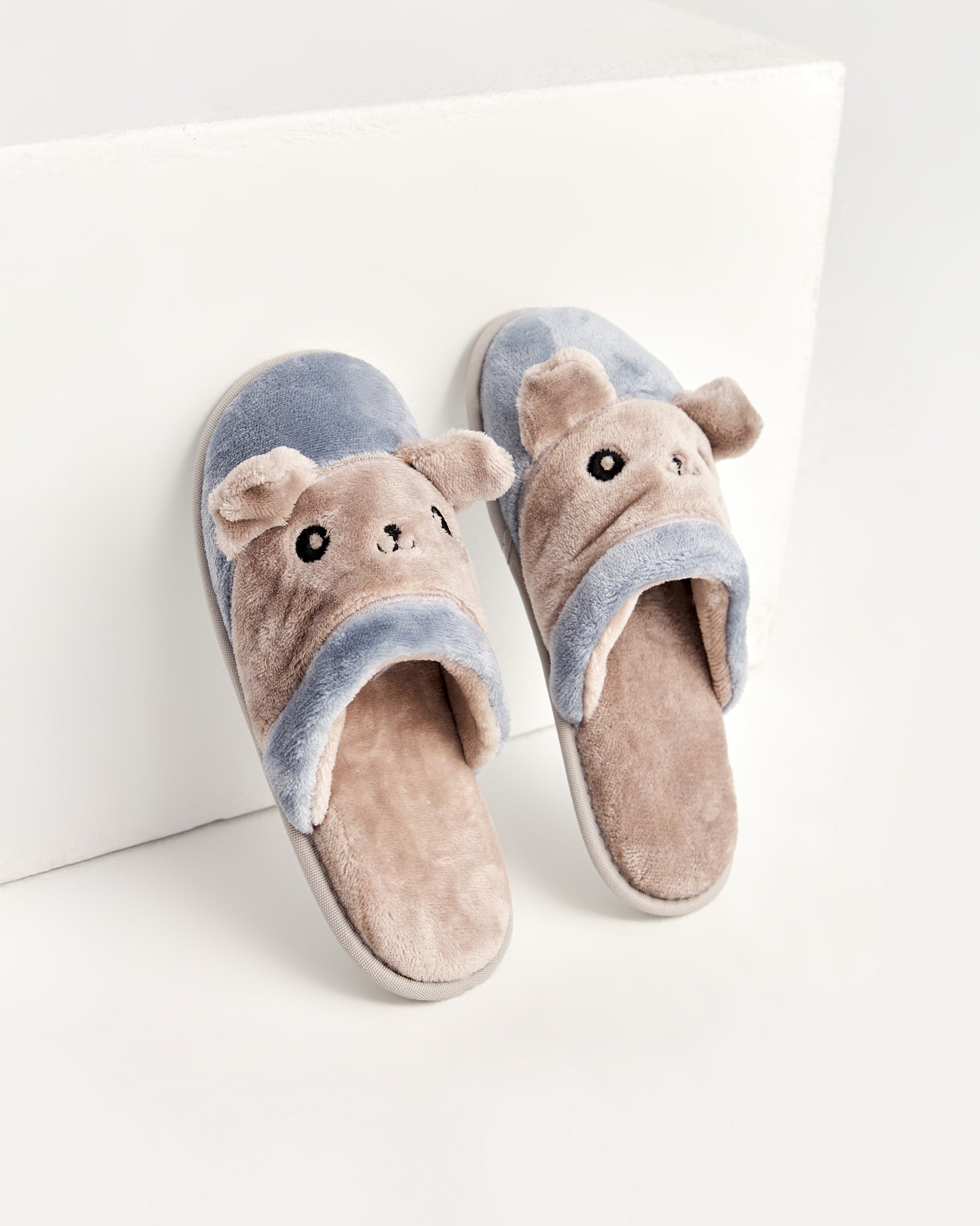 kadın ev terliği,kadın ev içi terlik,bayan ev terliği,kadın kışlık terlik,kadın yazlık terlik,evde giyilen kadın terlikleri,kadın konforlu terlik,rahat kadın ev terliği,kaymaz taban kadın terlik,kapalı kadın ev terliği