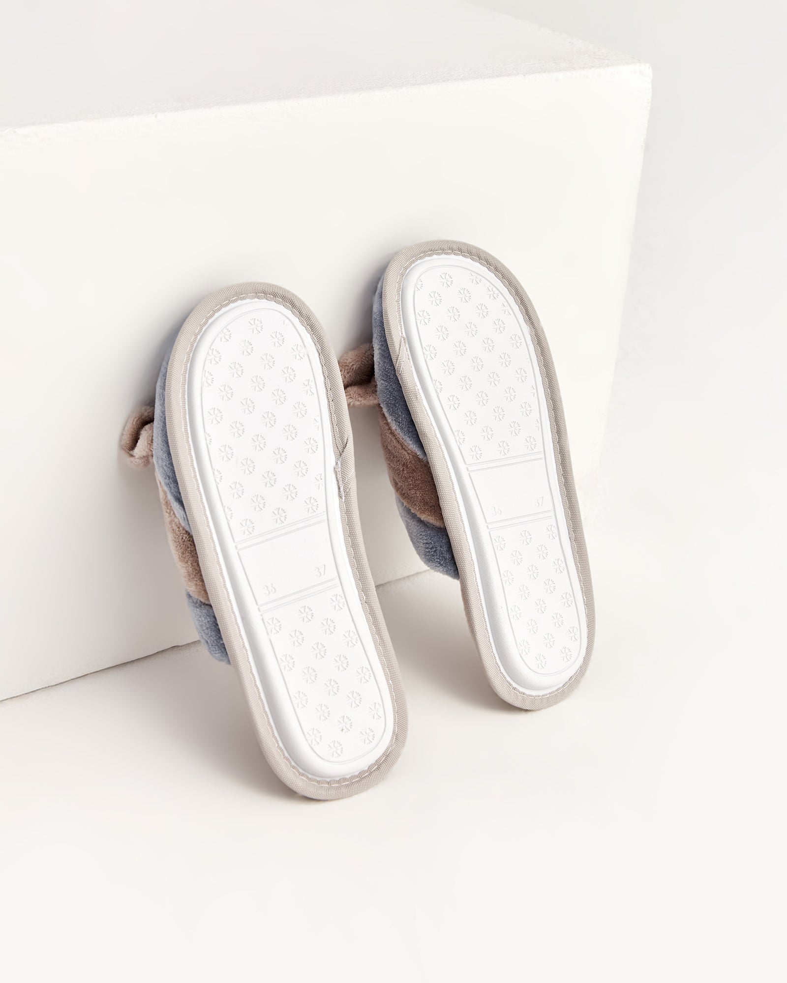 kadın ev terliği,kadın ev içi terlik,bayan ev terliği,kadın kışlık terlik,kadın yazlık terlik,evde giyilen kadın terlikleri,kadın konforlu terlik,rahat kadın ev terliği,kaymaz taban kadın terlik,kapalı kadın ev terliği