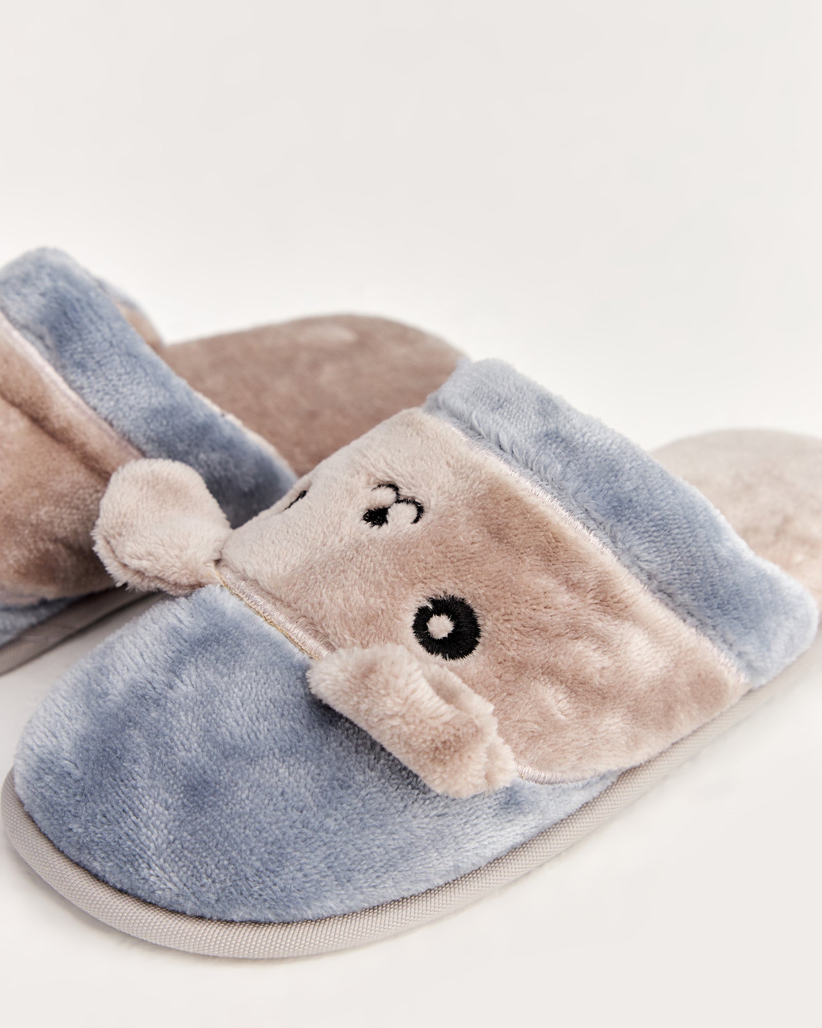 kadın ev terliği,kadın ev içi terlik,bayan ev terliği,kadın kışlık terlik,kadın yazlık terlik,evde giyilen kadın terlikleri,kadın konforlu terlik,rahat kadın ev terliği,kaymaz taban kadın terlik,kapalı kadın ev terliği