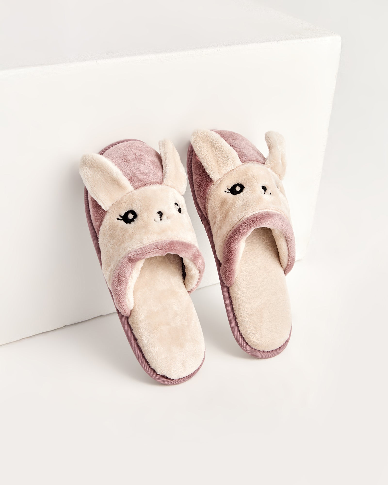 kadın ev terliği,kadın ev içi terlik,bayan ev terliği,kadın kışlık terlik,kadın yazlık terlik,evde giyilen kadın terlikleri,kadın konforlu terlik,rahat kadın ev terliği,kaymaz taban kadın terlik,kapalı kadın ev terliği