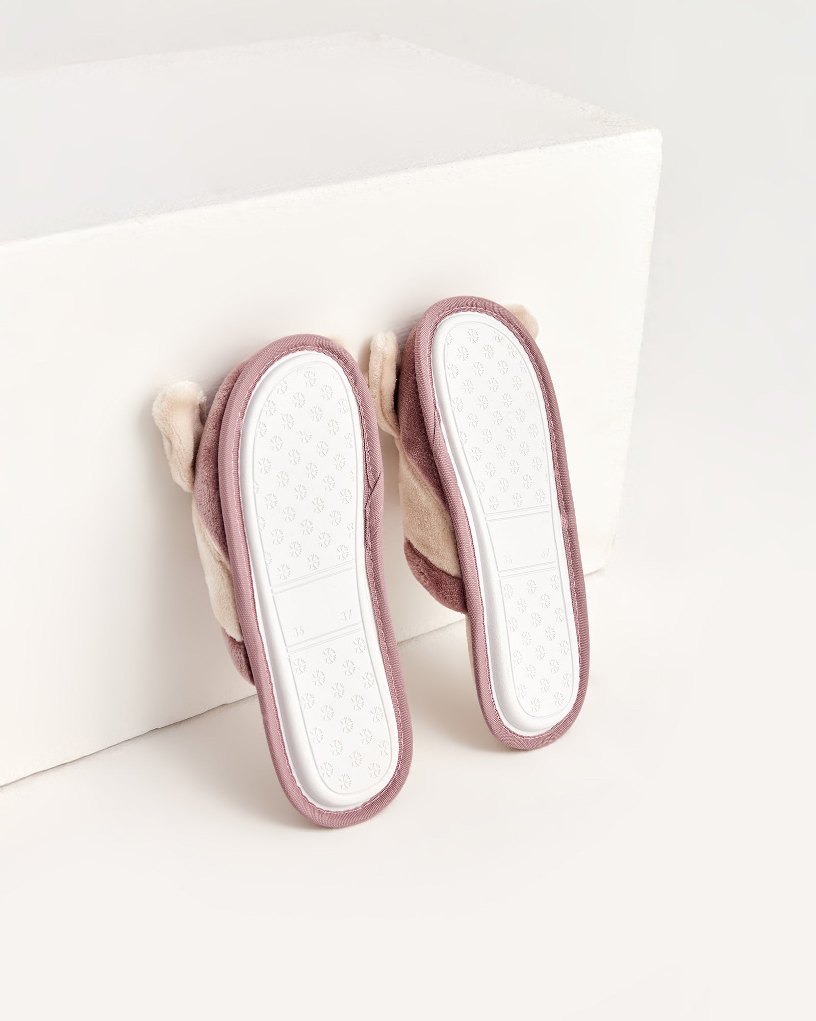 kadın ev terliği,kadın ev içi terlik,bayan ev terliği,kadın kışlık terlik,kadın yazlık terlik,evde giyilen kadın terlikleri,kadın konforlu terlik,rahat kadın ev terliği,kaymaz taban kadın terlik,kapalı kadın ev terliği