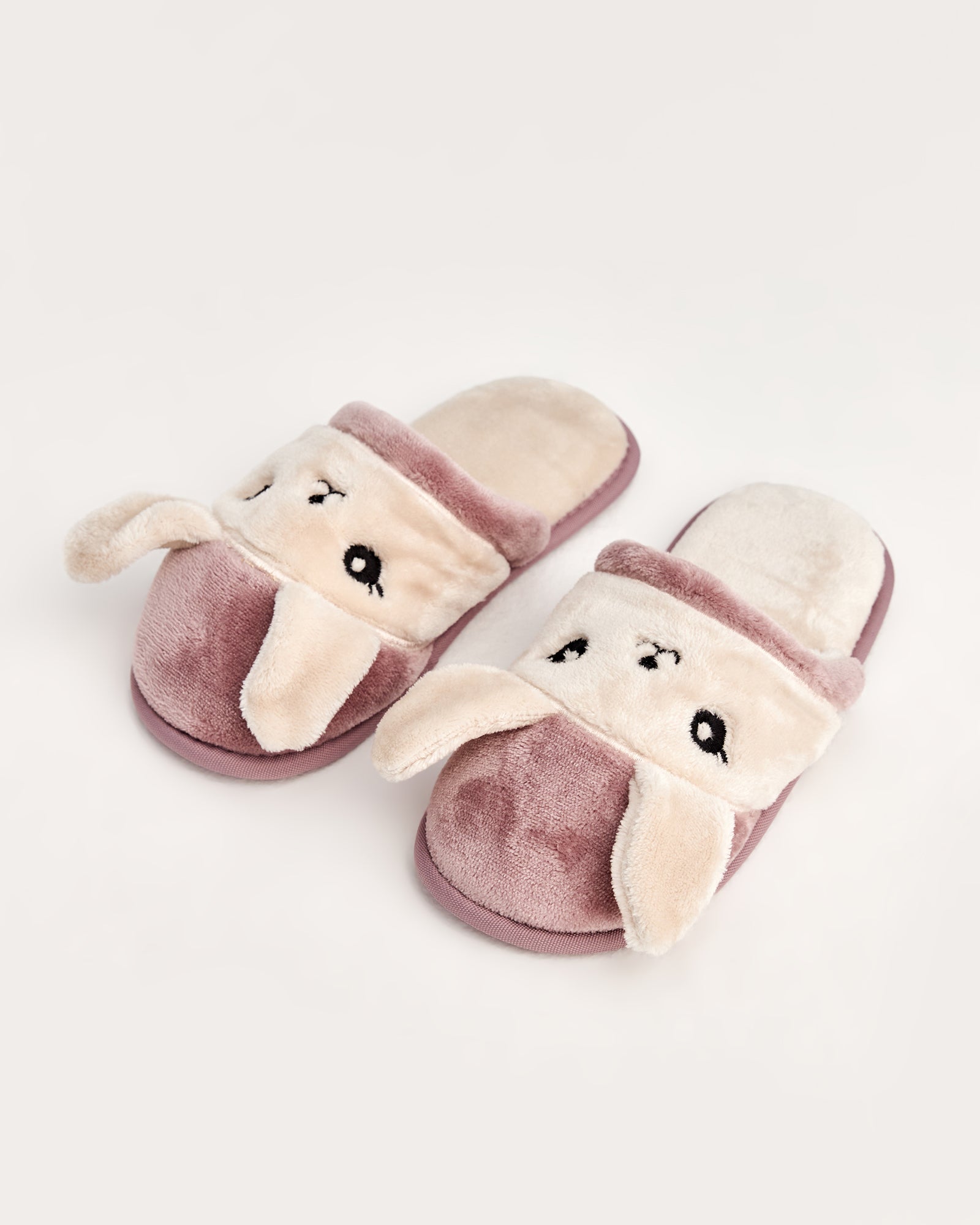 kadın ev terliği,kadın ev içi terlik,bayan ev terliği,kadın kışlık terlik,kadın yazlık terlik,evde giyilen kadın terlikleri,kadın konforlu terlik,rahat kadın ev terliği,kaymaz taban kadın terlik,kapalı kadın ev terliği