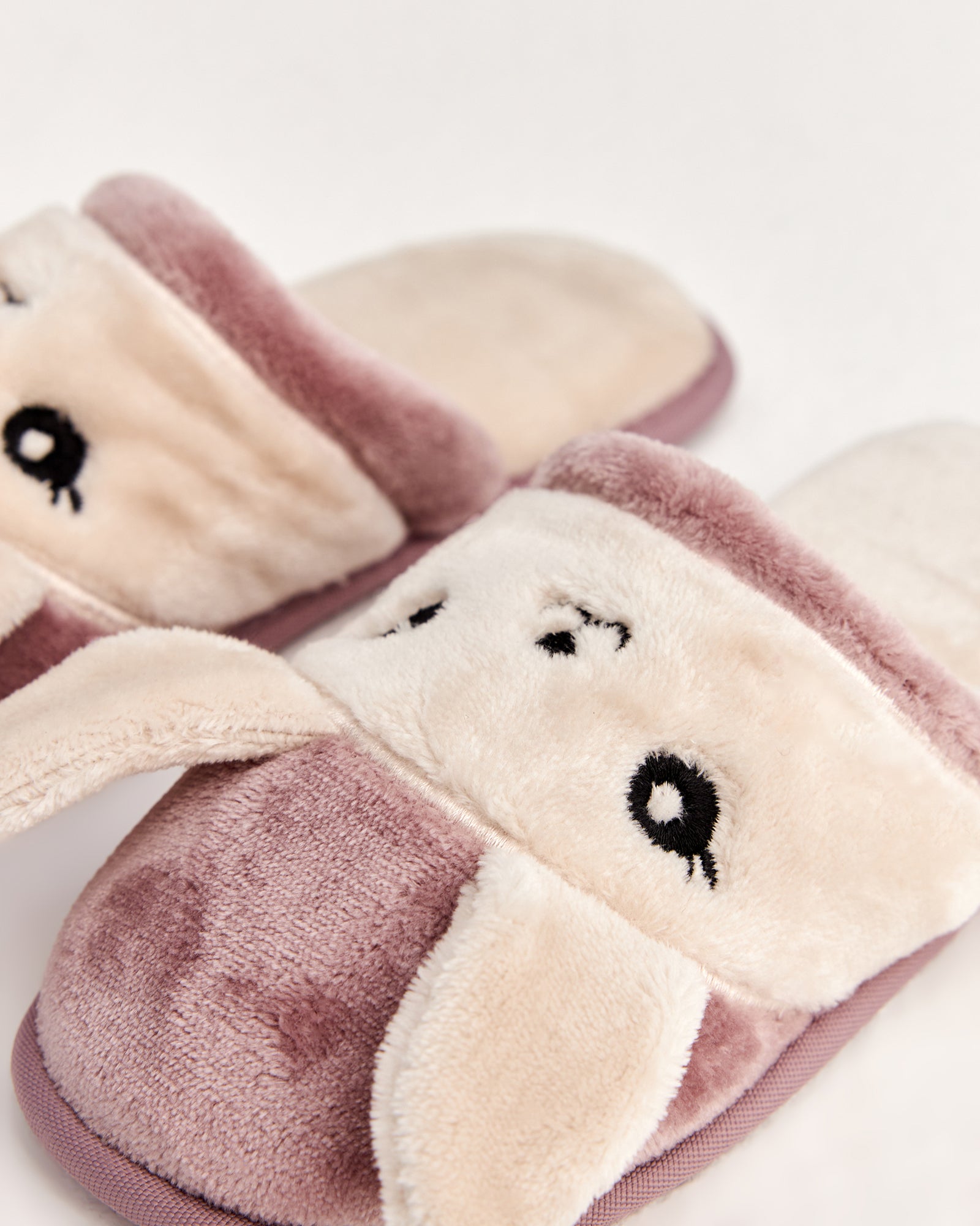 kadın ev terliği,kadın ev içi terlik,bayan ev terliği,kadın kışlık terlik,kadın yazlık terlik,evde giyilen kadın terlikleri,kadın konforlu terlik,rahat kadın ev terliği,kaymaz taban kadın terlik,kapalı kadın ev terliği