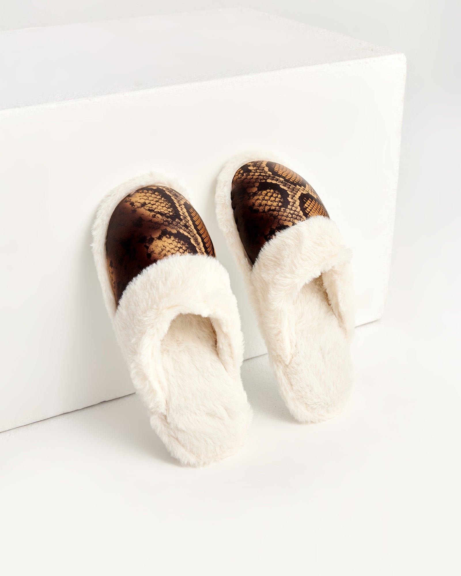 kadın ev terliği,kadın ev içi terlik,bayan ev terliği,kadın kışlık terlik,kadın yazlık terlik,evde giyilen kadın terlikleri,kadın konforlu terlik,rahat kadın ev terliği,kaymaz taban kadın terlik,kapalı kadın ev terliği