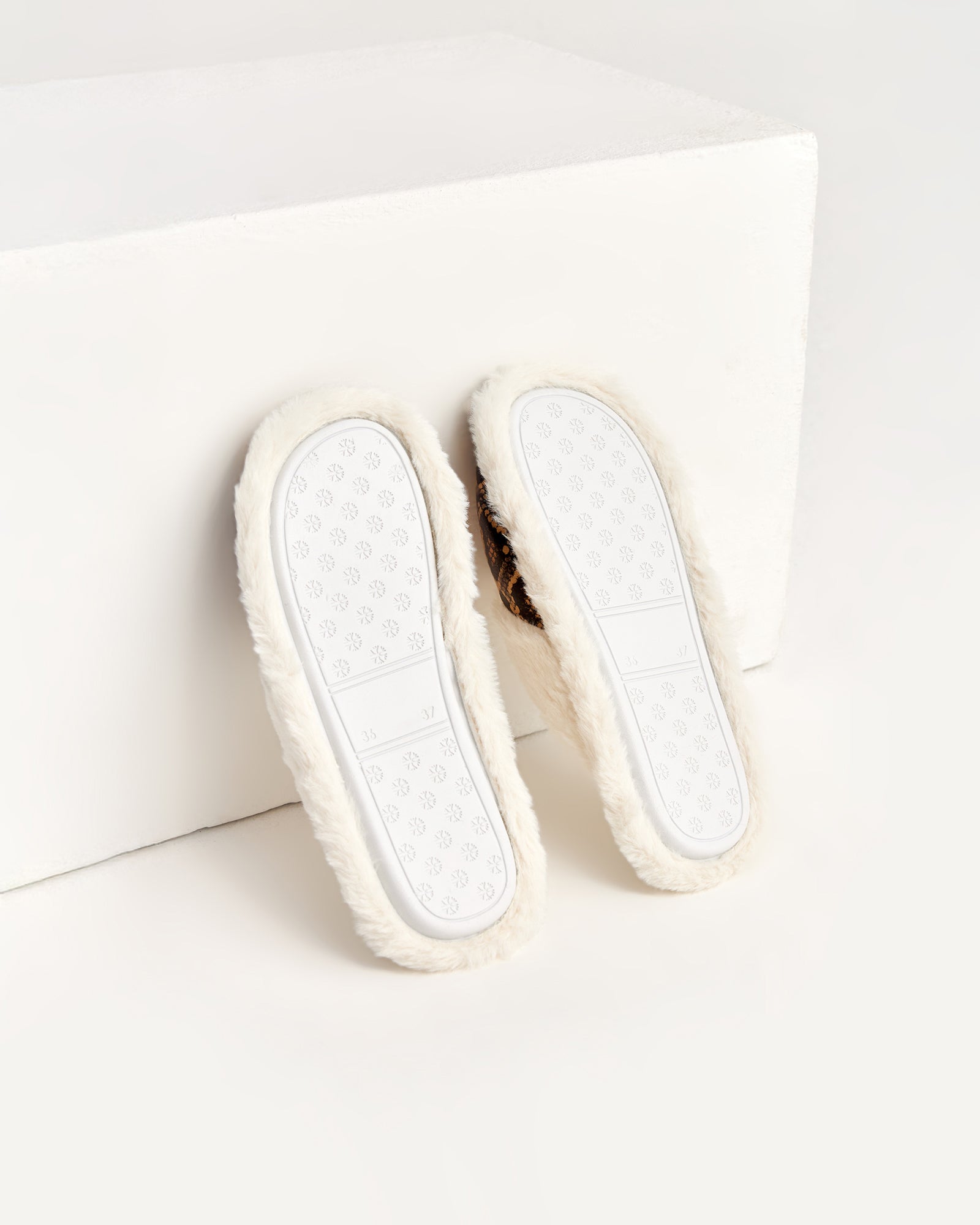 kadın ev terliği,kadın ev içi terlik,bayan ev terliği,kadın kışlık terlik,kadın yazlık terlik,evde giyilen kadın terlikleri,kadın konforlu terlik,rahat kadın ev terliği,kaymaz taban kadın terlik,kapalı kadın ev terliği