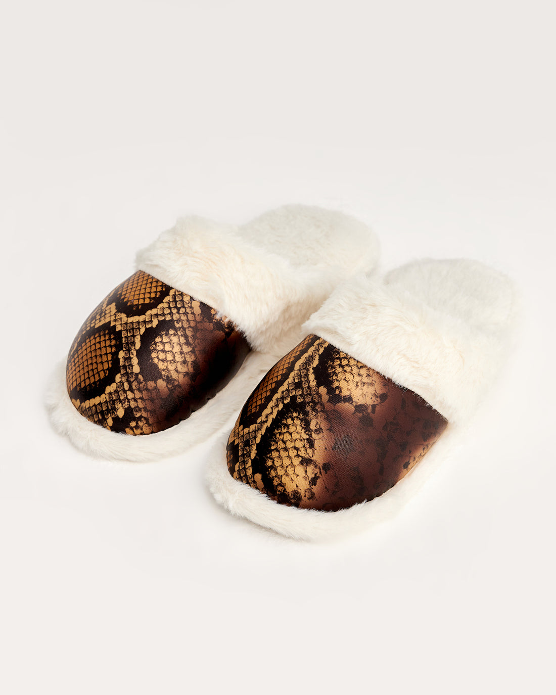 kadın ev terliği,kadın ev içi terlik,bayan ev terliği,kadın kışlık terlik,kadın yazlık terlik,evde giyilen kadın terlikleri,kadın konforlu terlik,rahat kadın ev terliği,kaymaz taban kadın terlik,kapalı kadın ev terliği