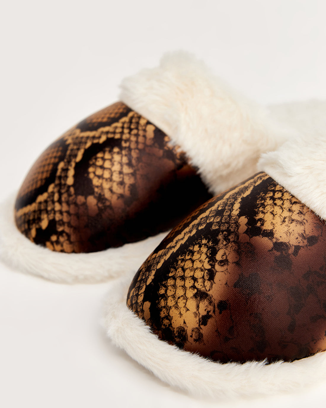 kadın ev terliği,kadın ev içi terlik,bayan ev terliği,kadın kışlık terlik,kadın yazlık terlik,evde giyilen kadın terlikleri,kadın konforlu terlik,rahat kadın ev terliği,kaymaz taban kadın terlik,kapalı kadın ev terliği