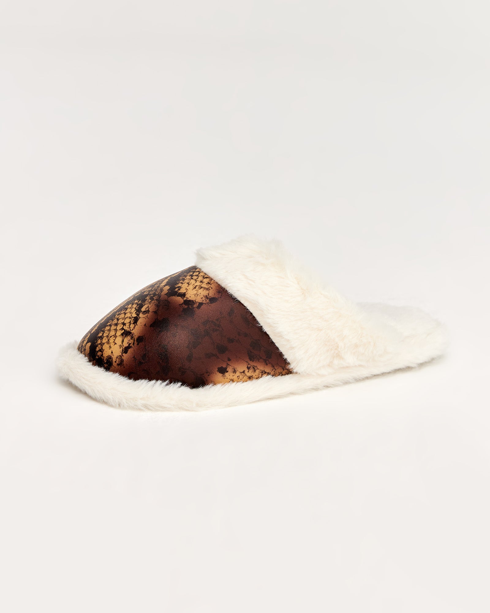 kadın ev terliği,kadın ev içi terlik,bayan ev terliği,kadın kışlık terlik,kadın yazlık terlik,evde giyilen kadın terlikleri,kadın konforlu terlik,rahat kadın ev terliği,kaymaz taban kadın terlik,kapalı kadın ev terliği