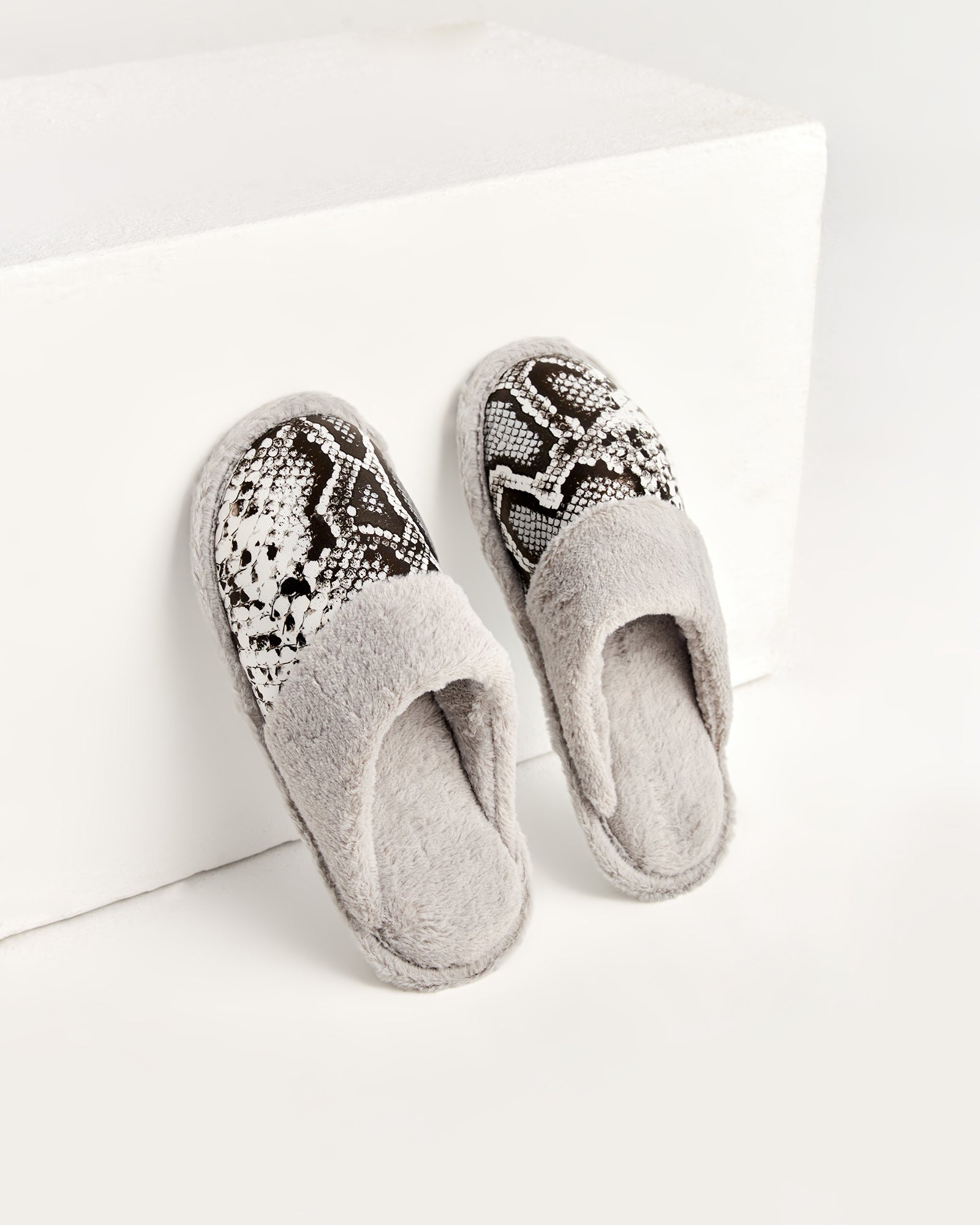 kadın ev terliği,kadın ev içi terlik,bayan ev terliği,kadın kışlık terlik,kadın yazlık terlik,evde giyilen kadın terlikleri,kadın konforlu terlik,rahat kadın ev terliği,kaymaz taban kadın terlik,kapalı kadın ev terliği